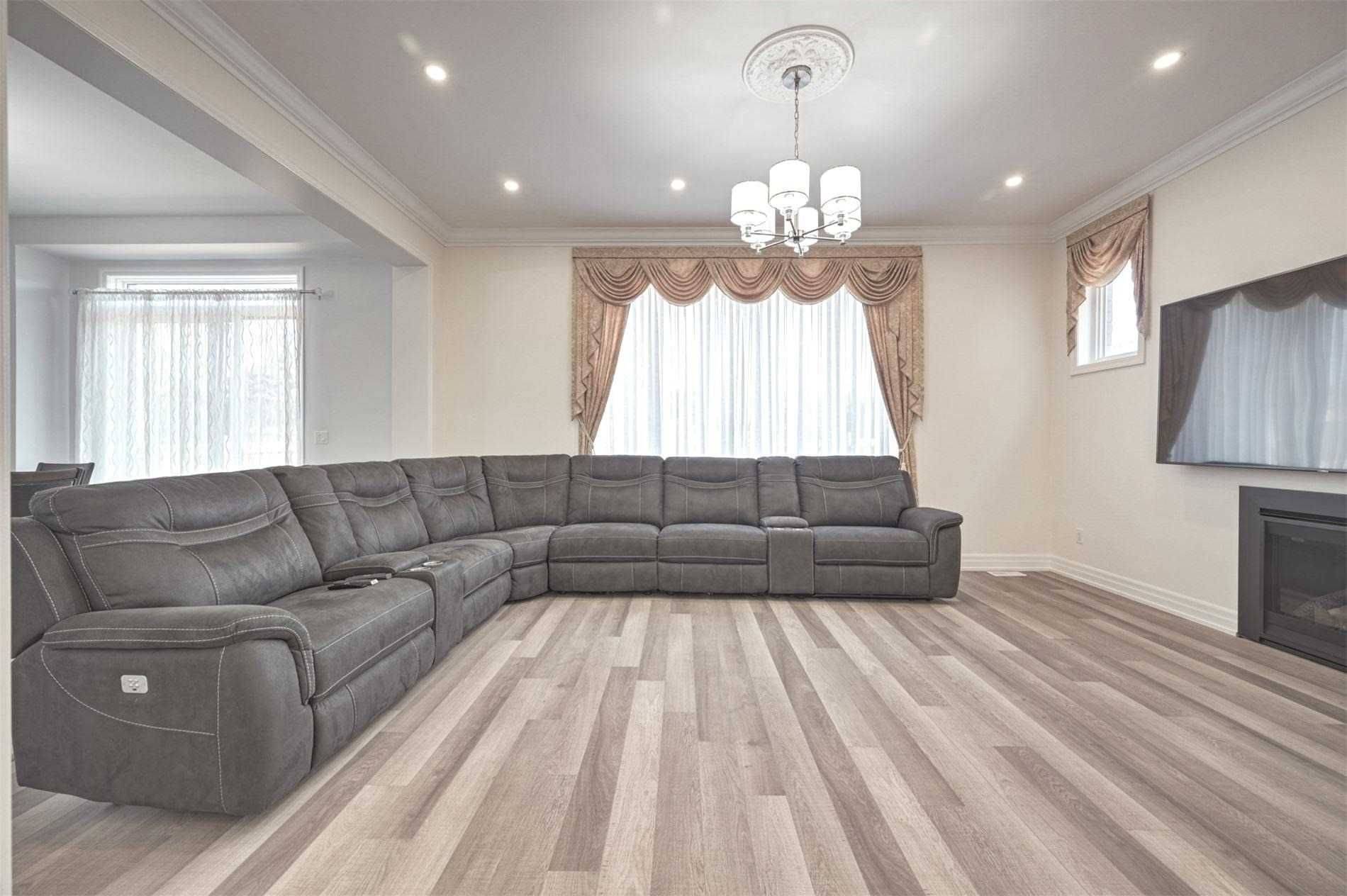 56 Charlotte Abby DR, East Gwillimbury, ON L9N 0S9
