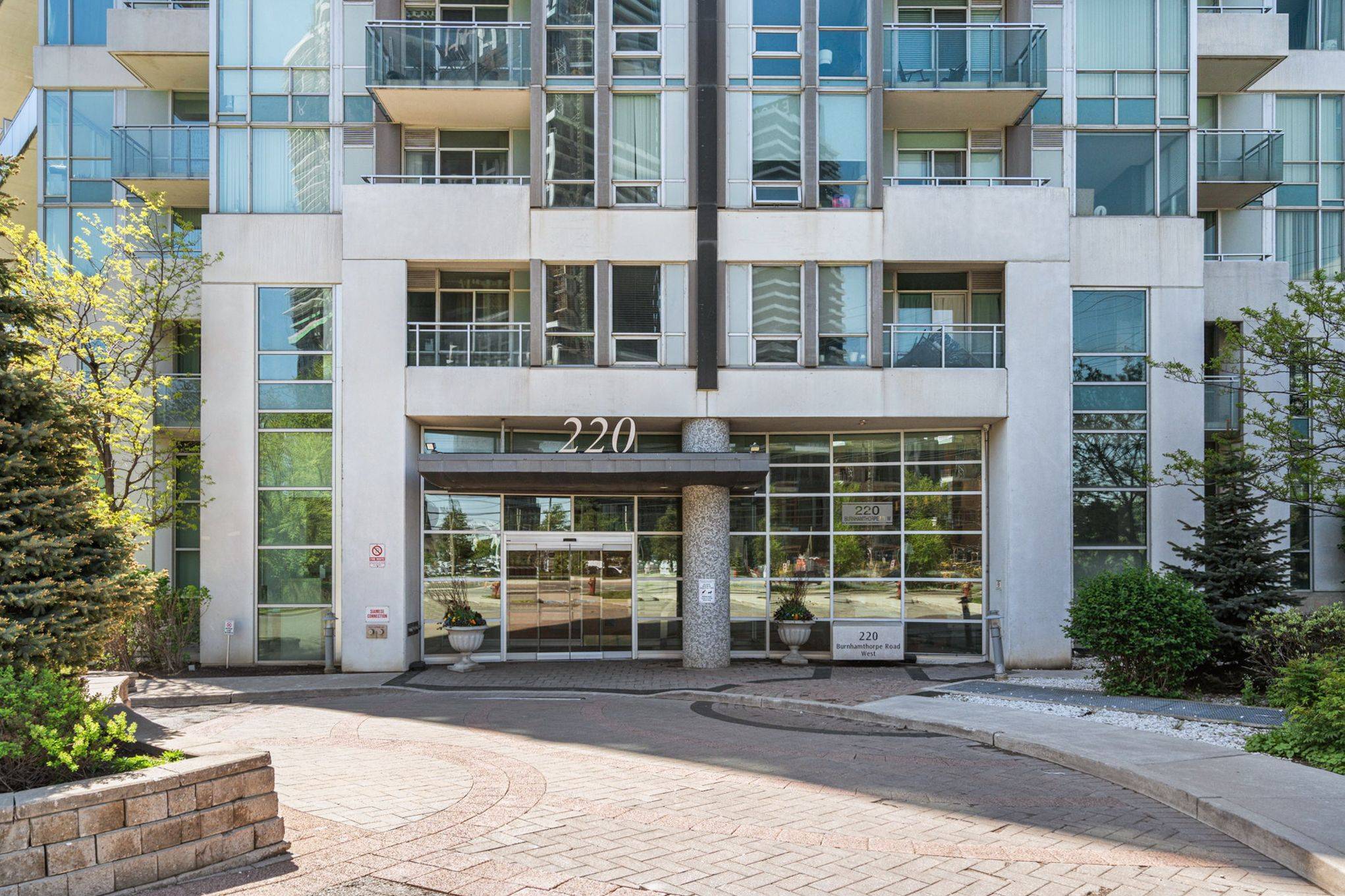 Mississauga, ON L5B 4N4,220 Burnhamthorpe RD W #916