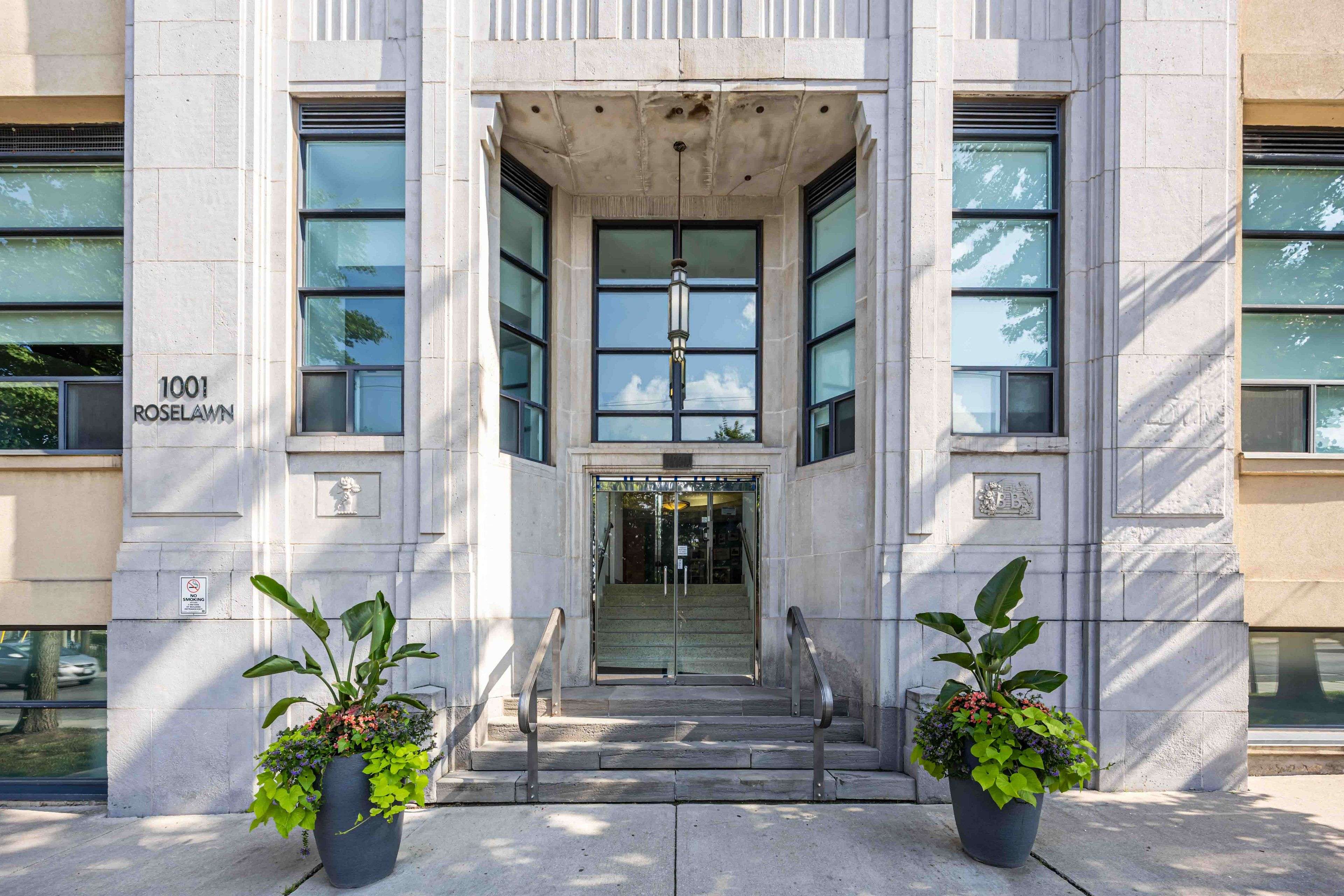 Toronto W04, ON M6B 4M4,1001 Roselawn AVE #211