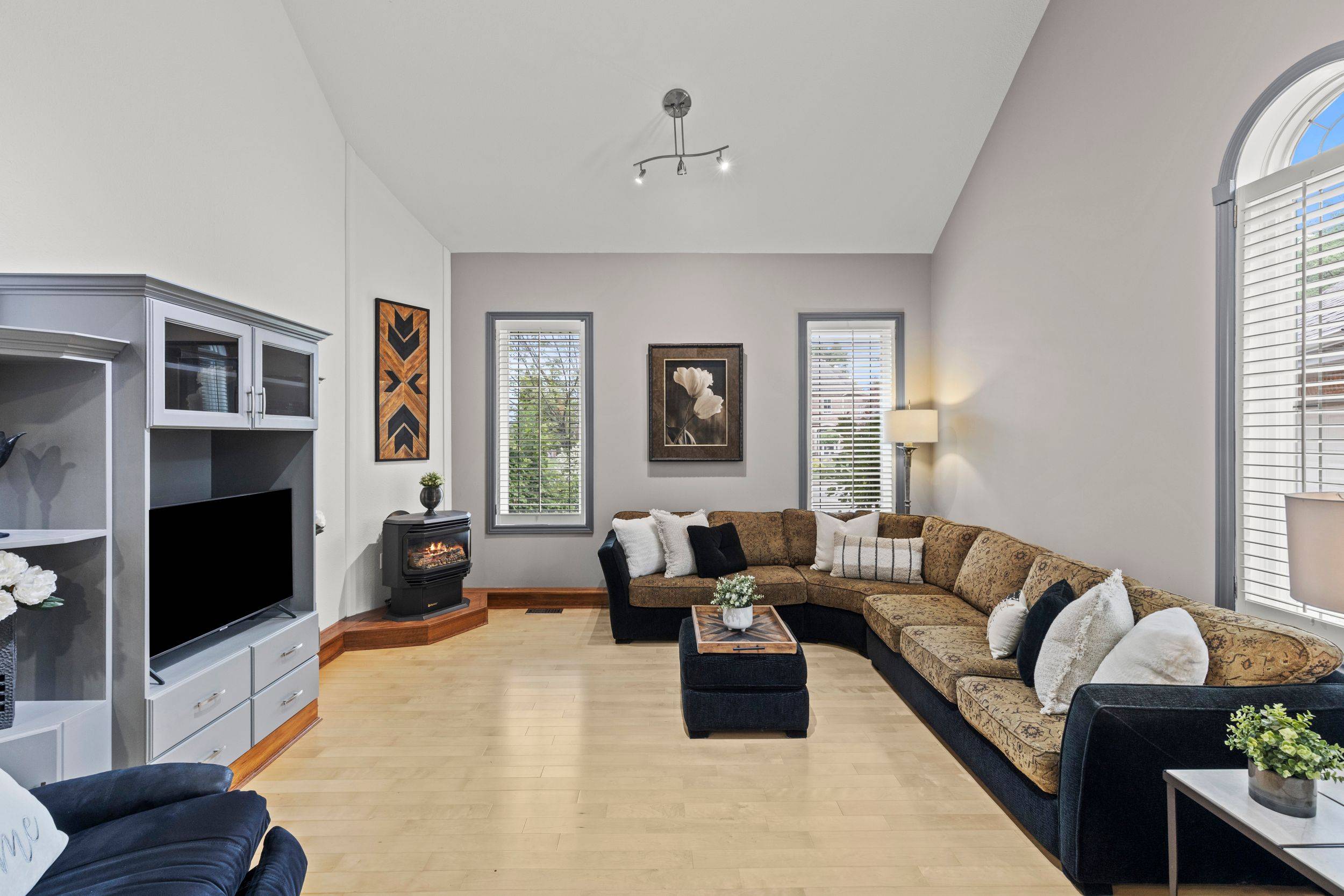 Niagara Falls, ON L2H 2Y9,8198 Mount Olive CRES