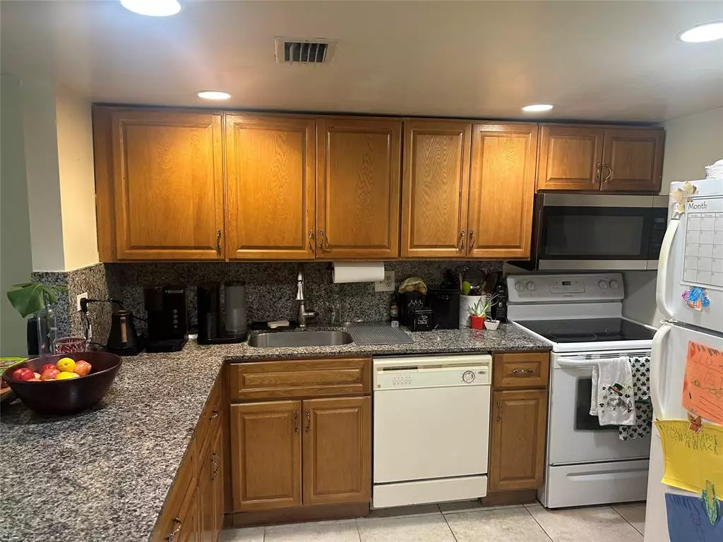 Lauderhill, FL 33319,3740 Inverrary Dr #1c
