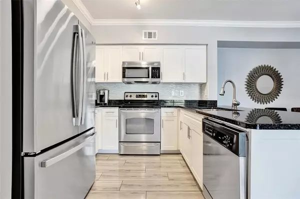 West Palm Beach, FL 33411,6492 Emerald Dunes Dr #204