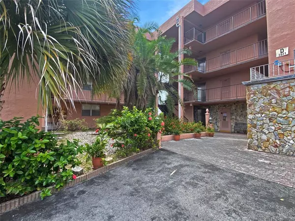 2841 Somerset Dr #400, Lauderdale Lakes, FL 33311