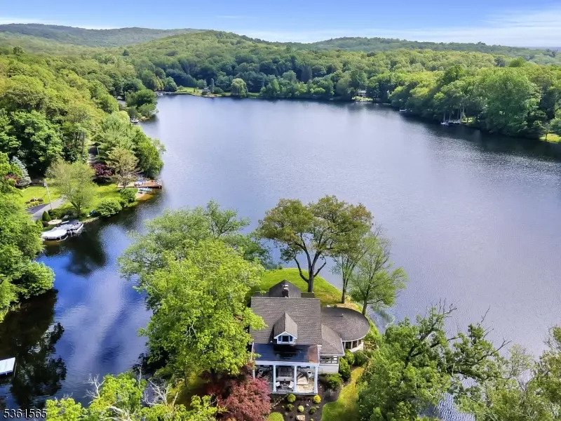 15 W Shore Rd, Bloomingdale Boro, NJ 07403