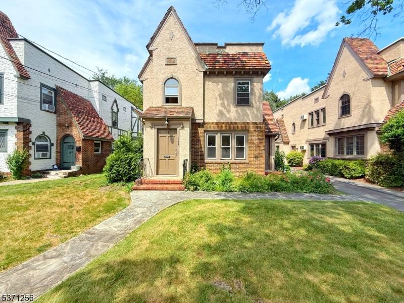 166 Washington Pl #2, Ridgewood Village, NJ 07450
