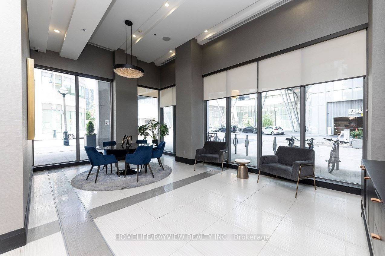Toronto C01, ON M5J 3A3,19 Grand Trunk CRES #708