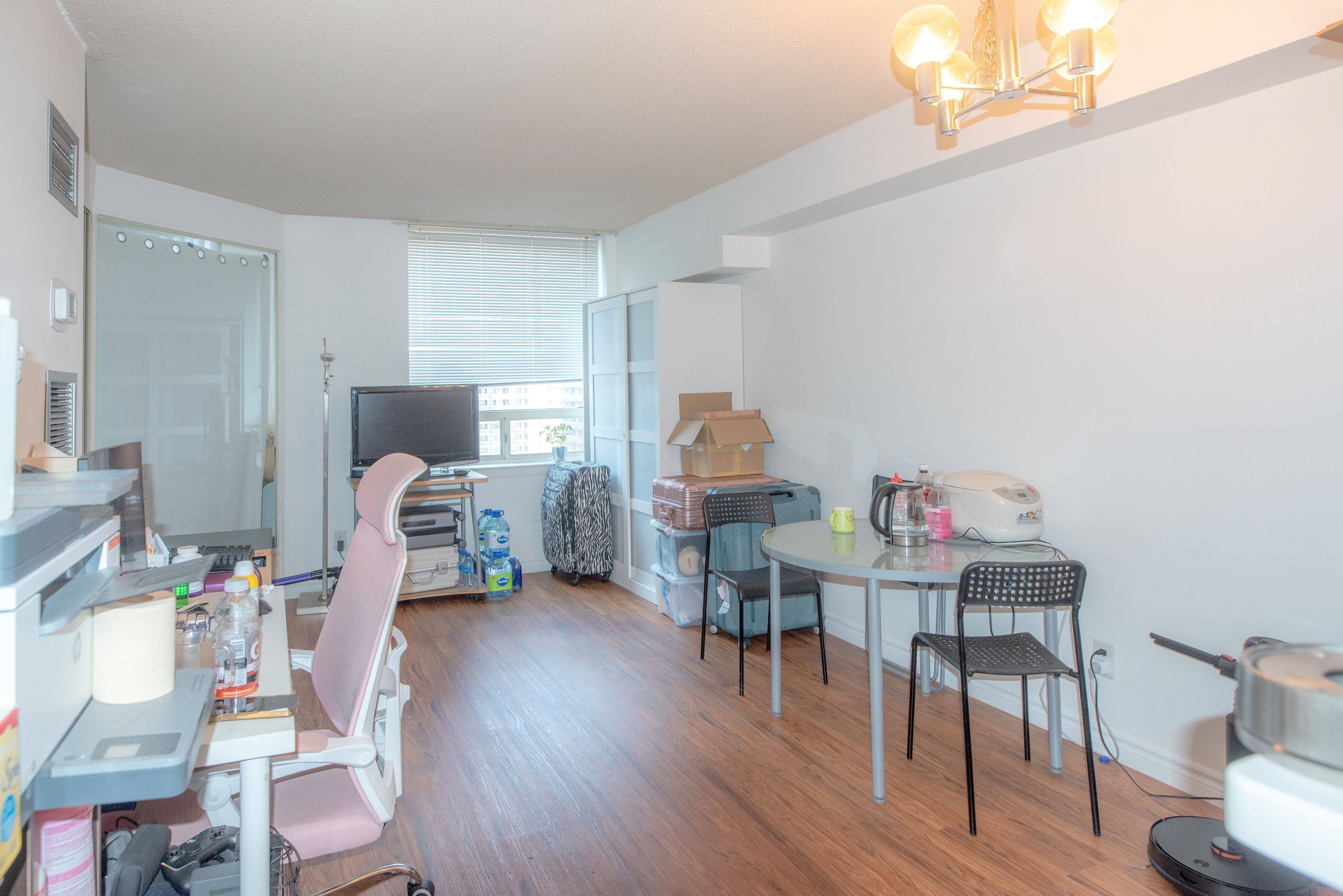 633 Bay ST #1202, Toronto C01, ON M5G 2G4