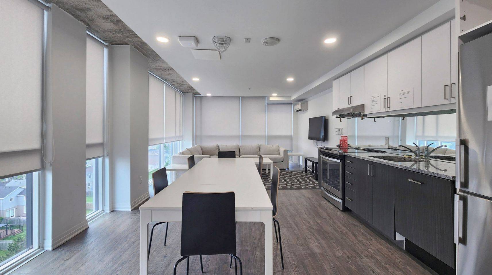 Oshawa, ON L1G 4Y3,1900 Simcoe ST N #502