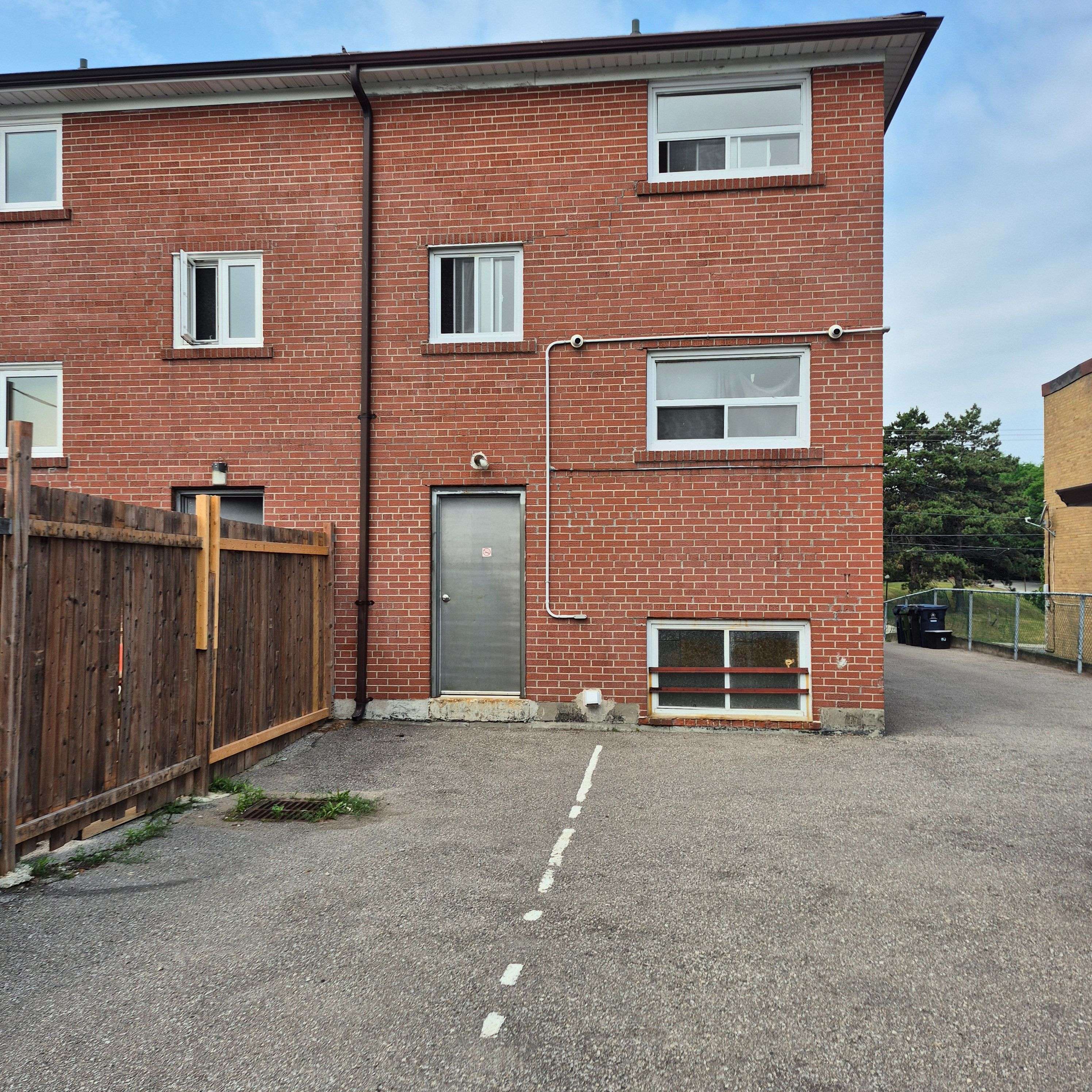 Toronto E04, ON M1K 1P8,559A Birchmount RD