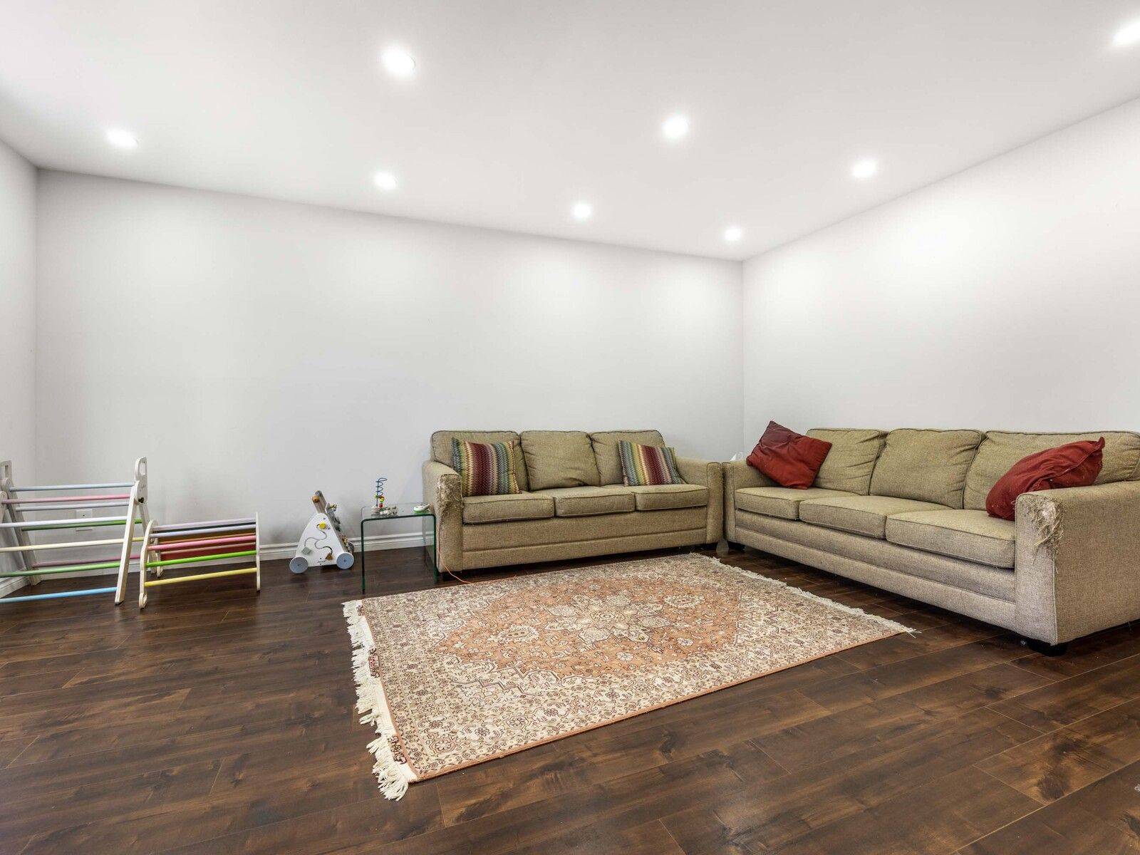 Newmarket, ON L3Y 5A2,640 Irwin CRES