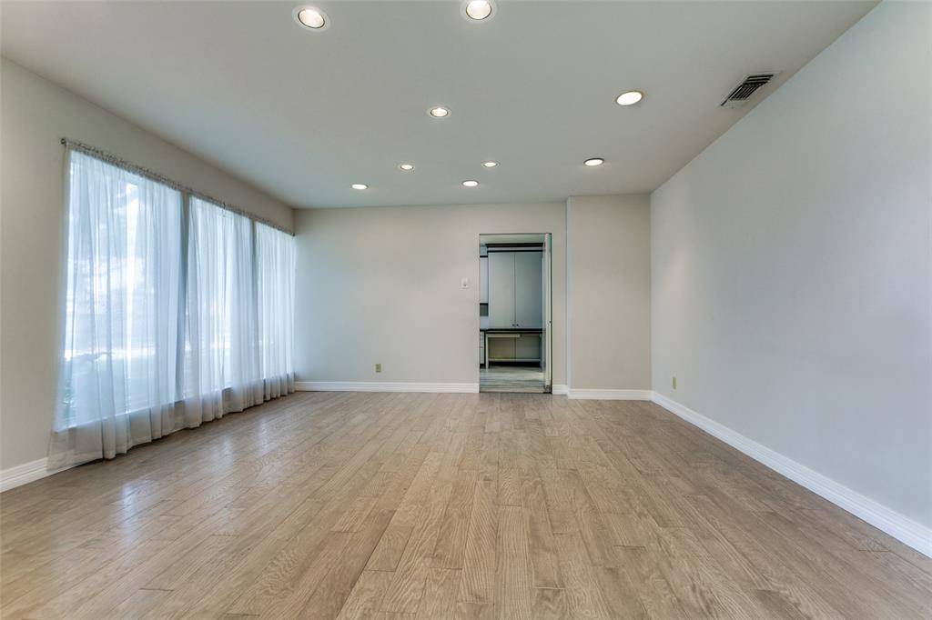 Dallas, TX 75248,6843 Quarterway Drive