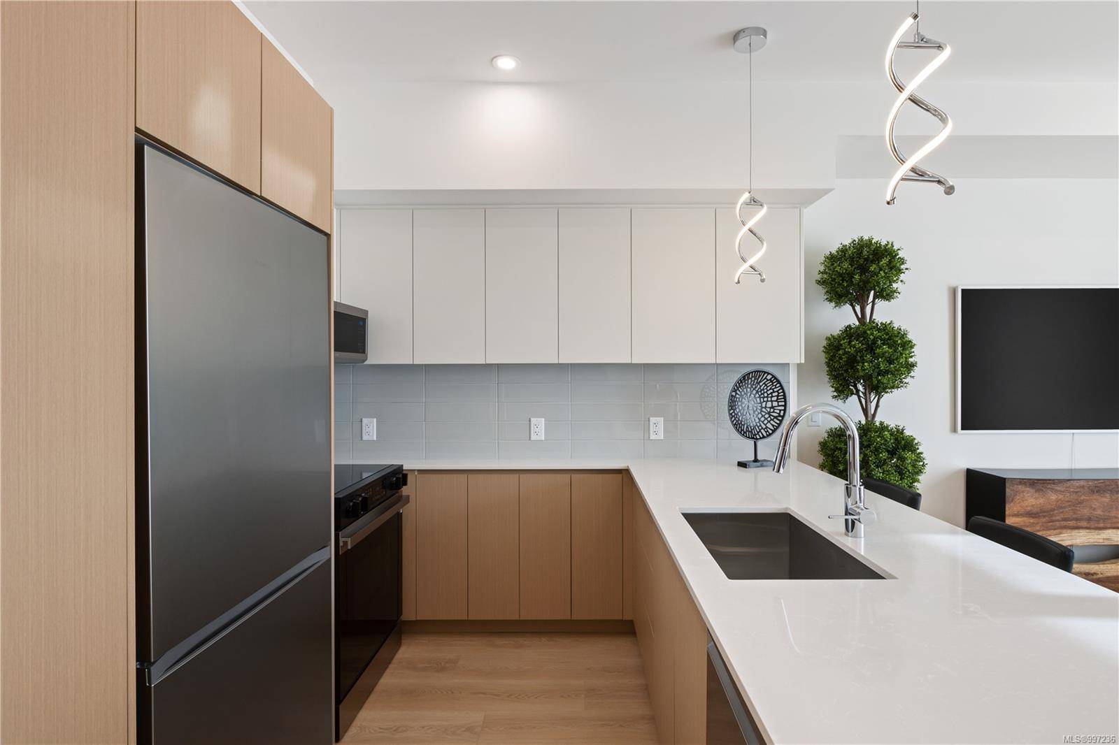 Sidney, BC V8L 1V5,2374 Oakville Ave #205