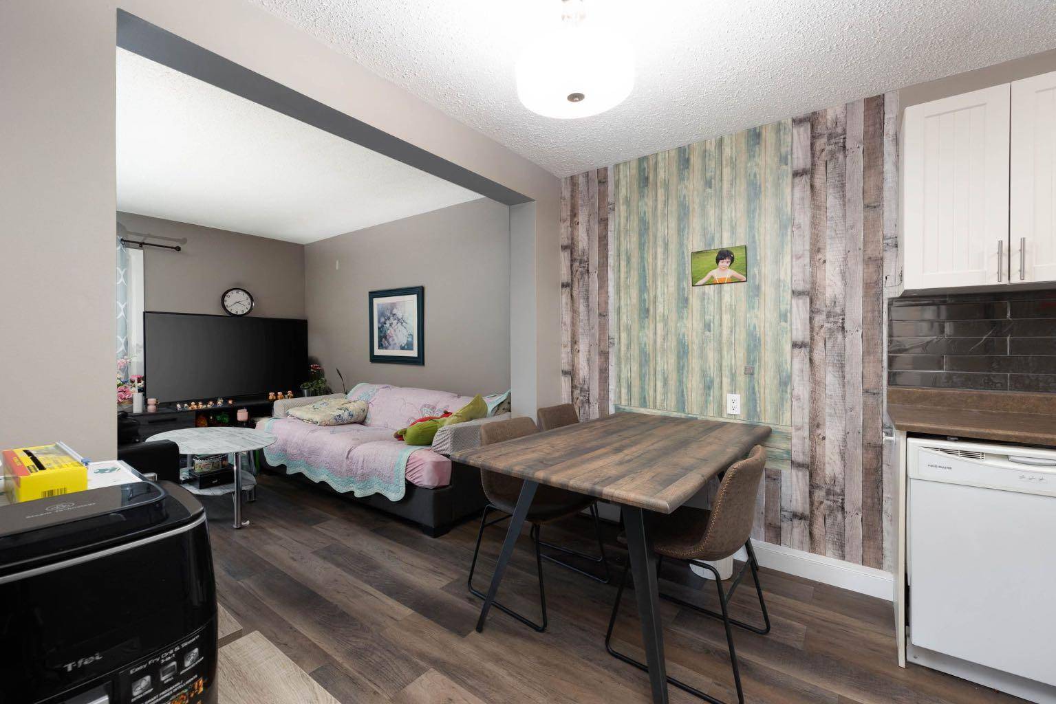 Fort Mcmurray, AB T9H 3Z4,600 Signal RD #825