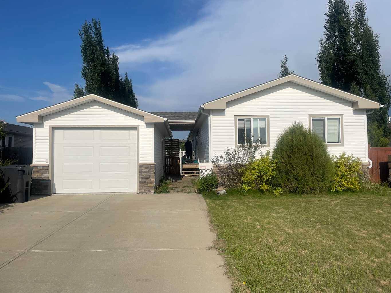 5823 53, Eckville, AB T0M 0X0