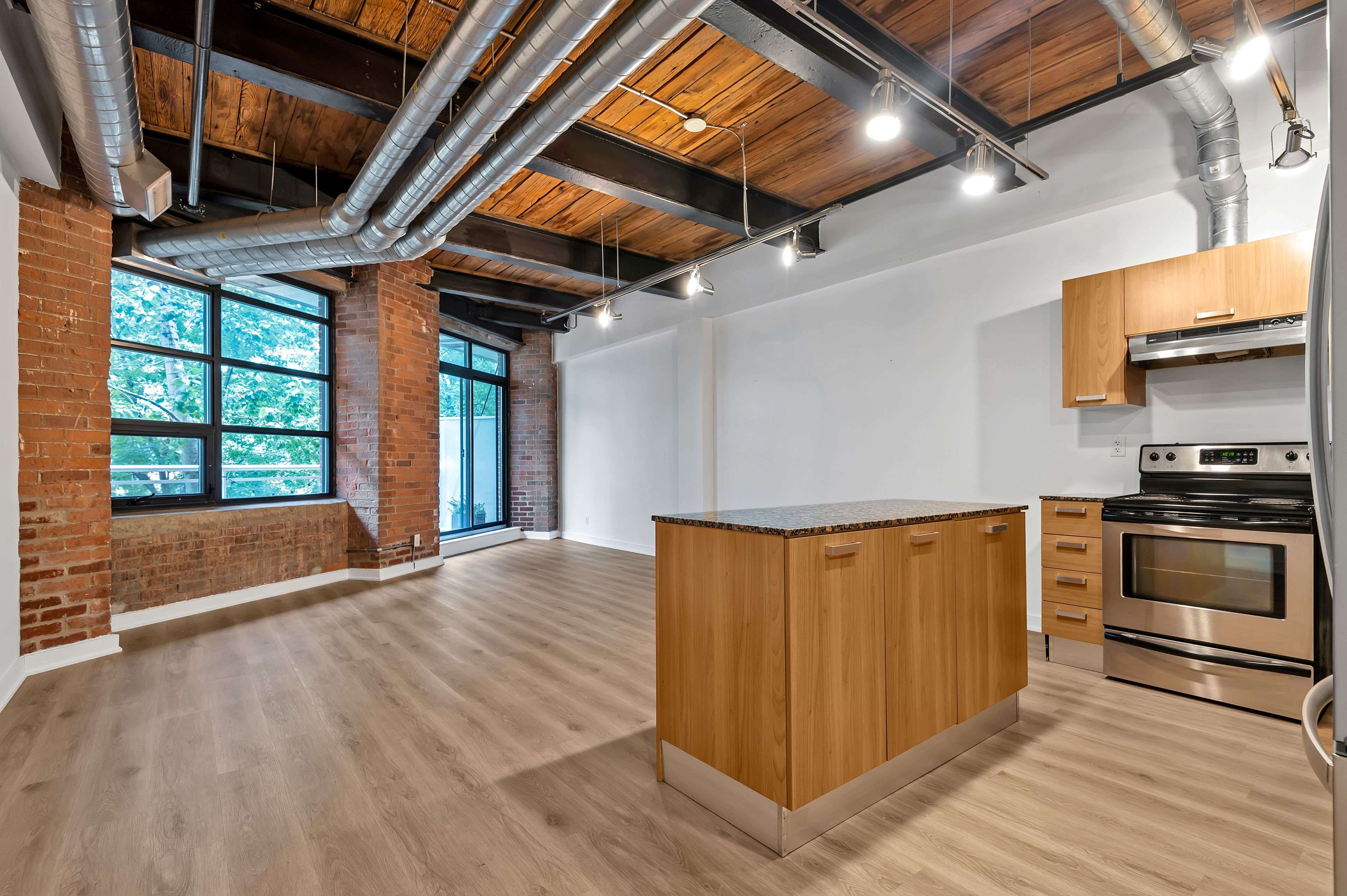 Toronto C01, ON M6K 1X6,43 Hanna AVE #207