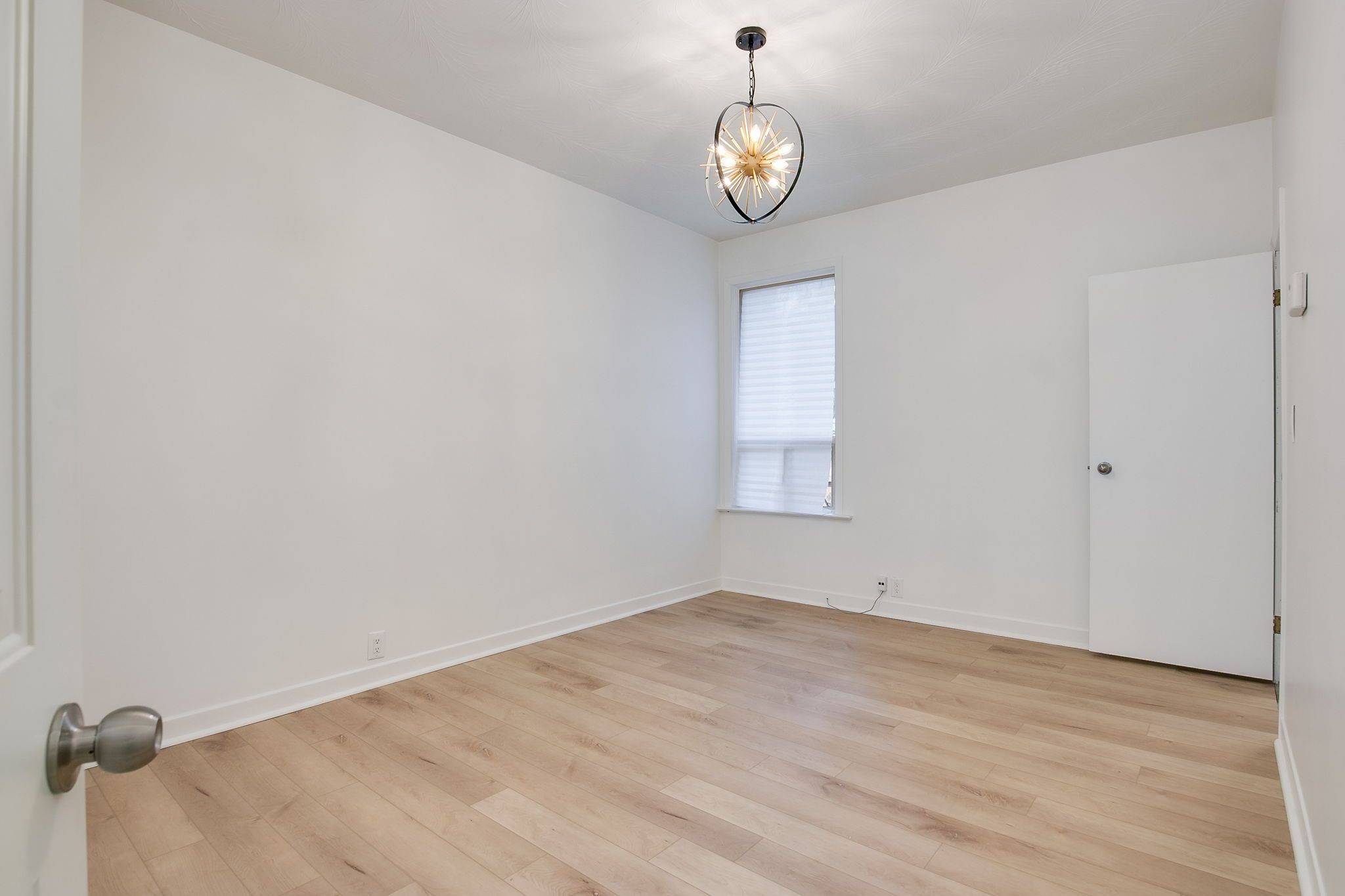 Toronto C02, ON M5R 3B7,255 Howland AVE #Main