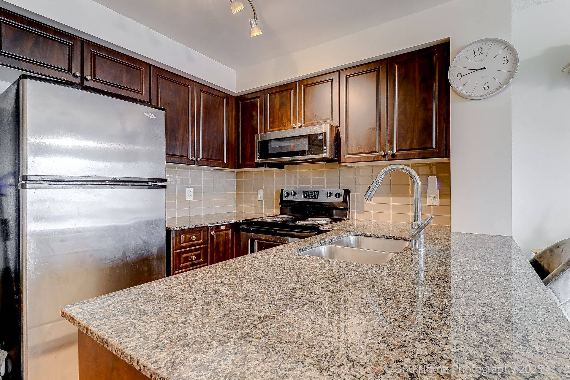 Toronto E04, ON M1L 0E1,60 Fairfax CRES #526