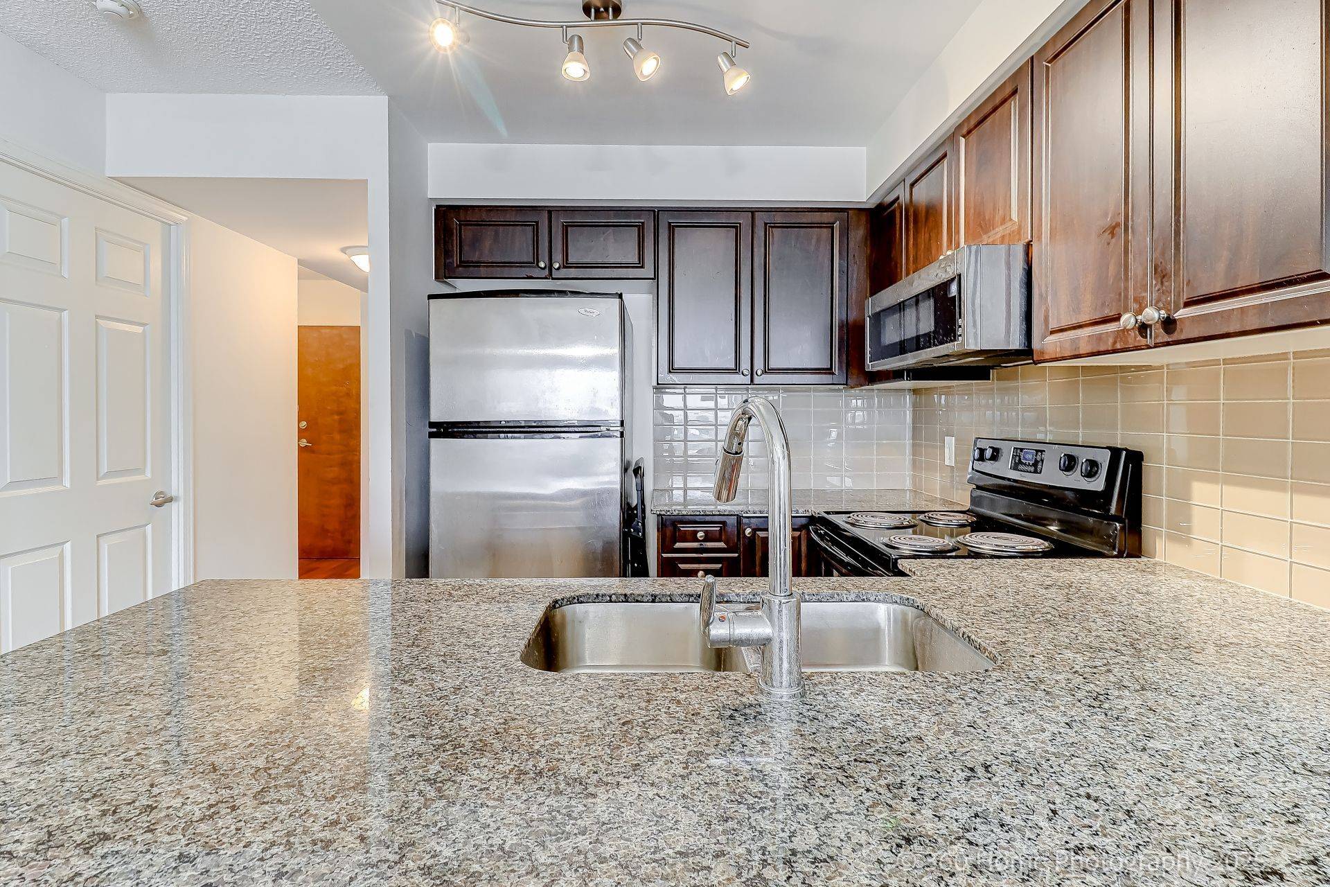 Toronto E04, ON M1L 0E1,60 Fairfax CRES #526