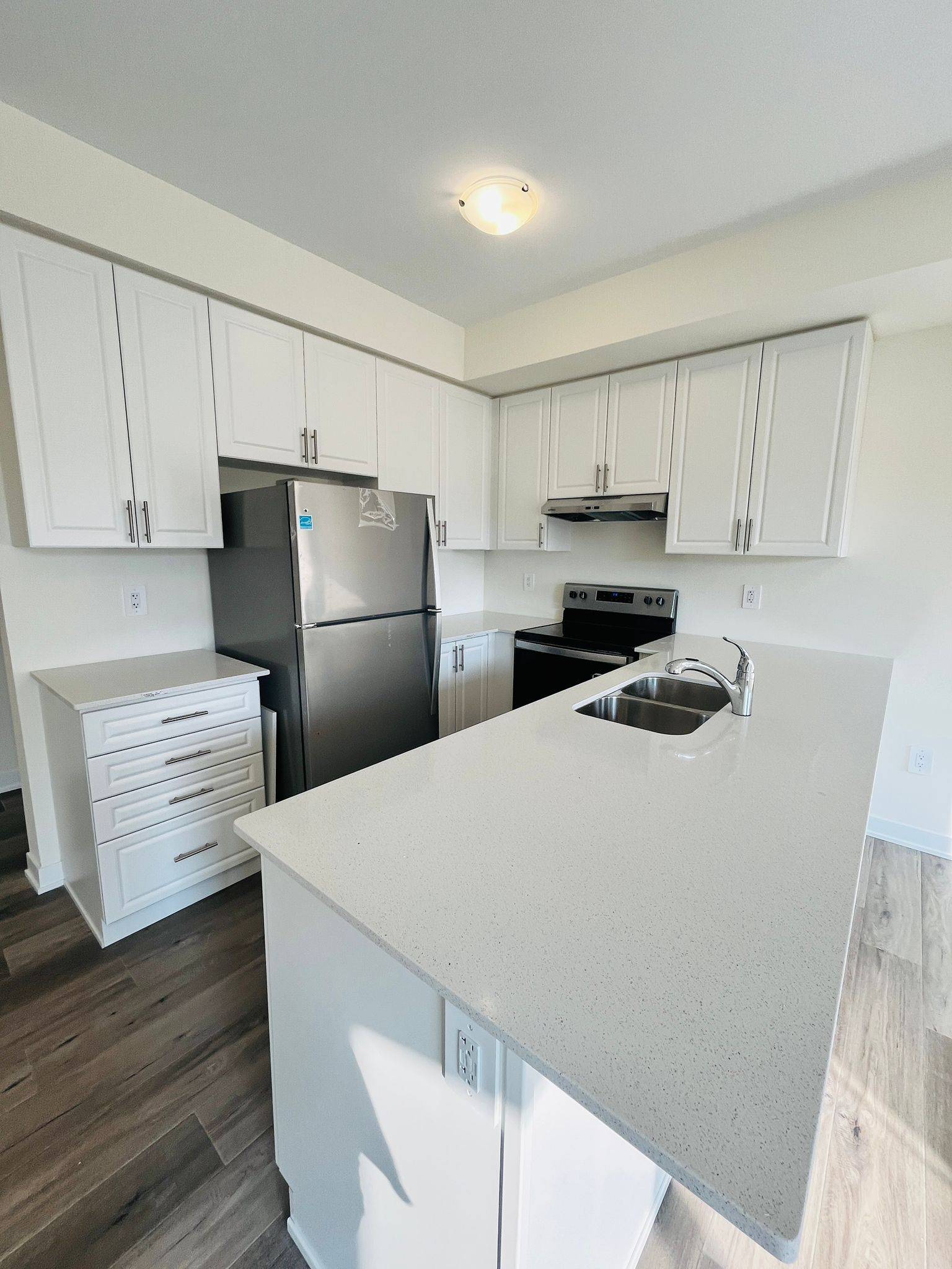 Pickering, ON L1X 0S9,1695 Dersan ST #225