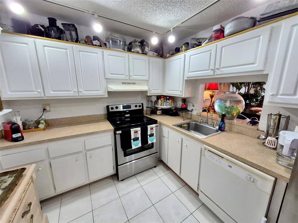 Lauderdale Lakes, FL 33311,2840 Somerset Dr #208M