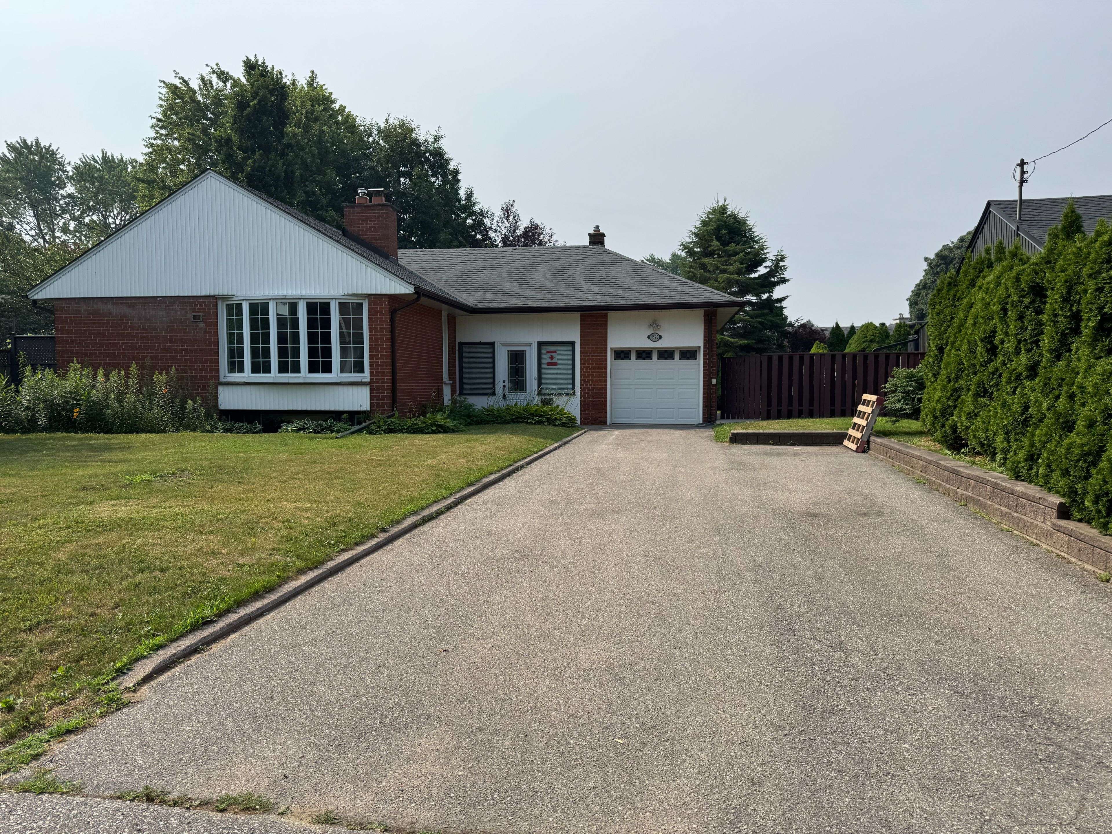 1590 Liveoak DR, Mississauga, ON L5E 2X6