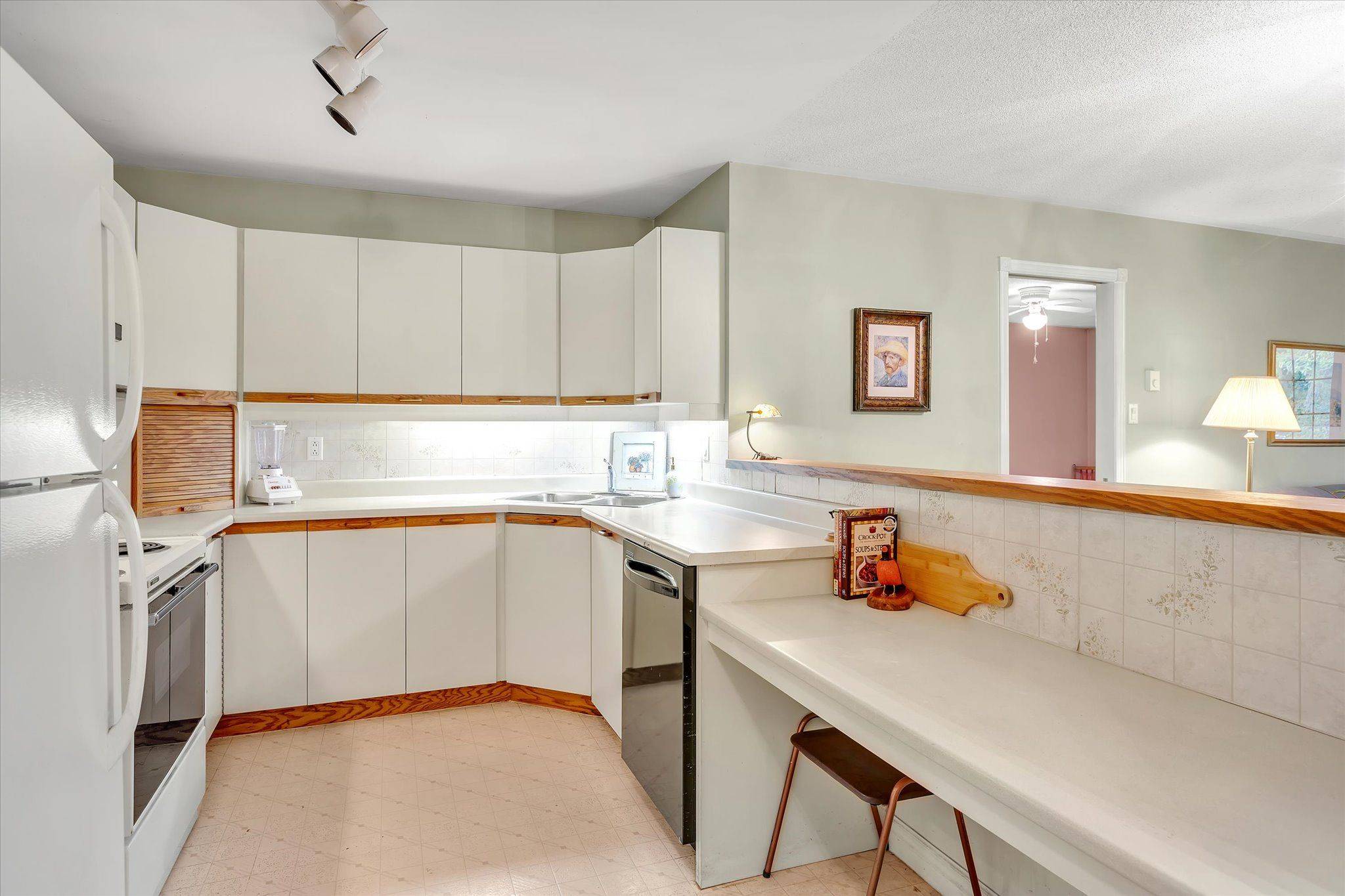 Peterborough East, ON K9H 7K3,695 Whitaker ST #4