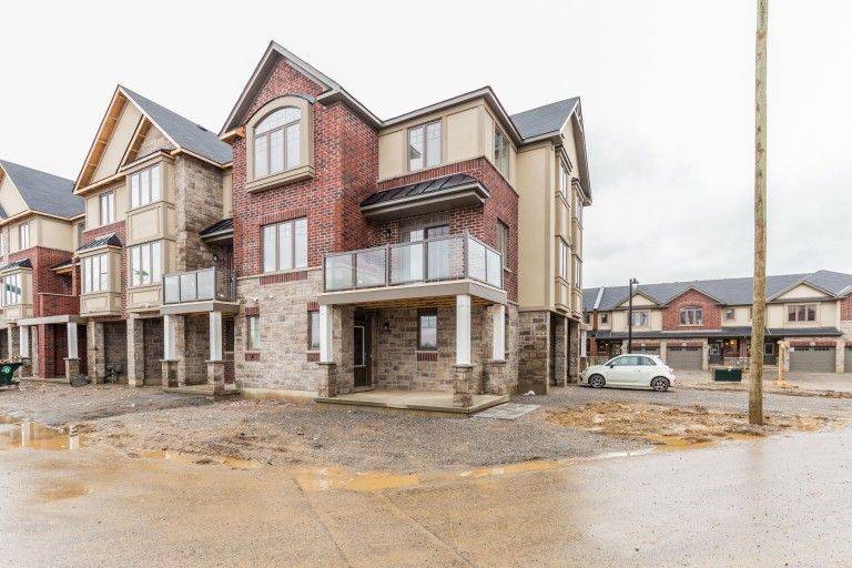 7 EGLESTON LN, Hamilton, ON L9G 0G7