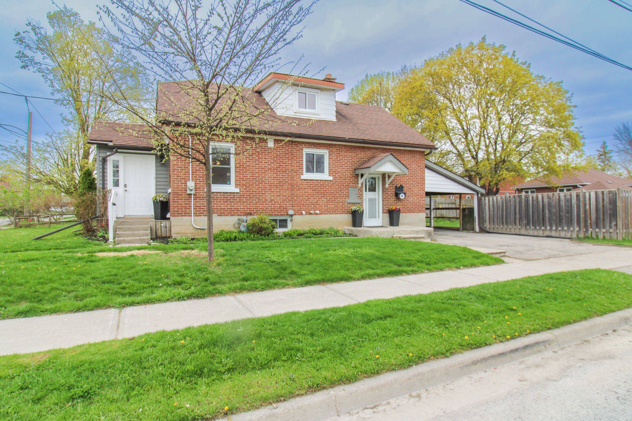 96 Montgomery ST, Peterborough South, ON K9J 1W9