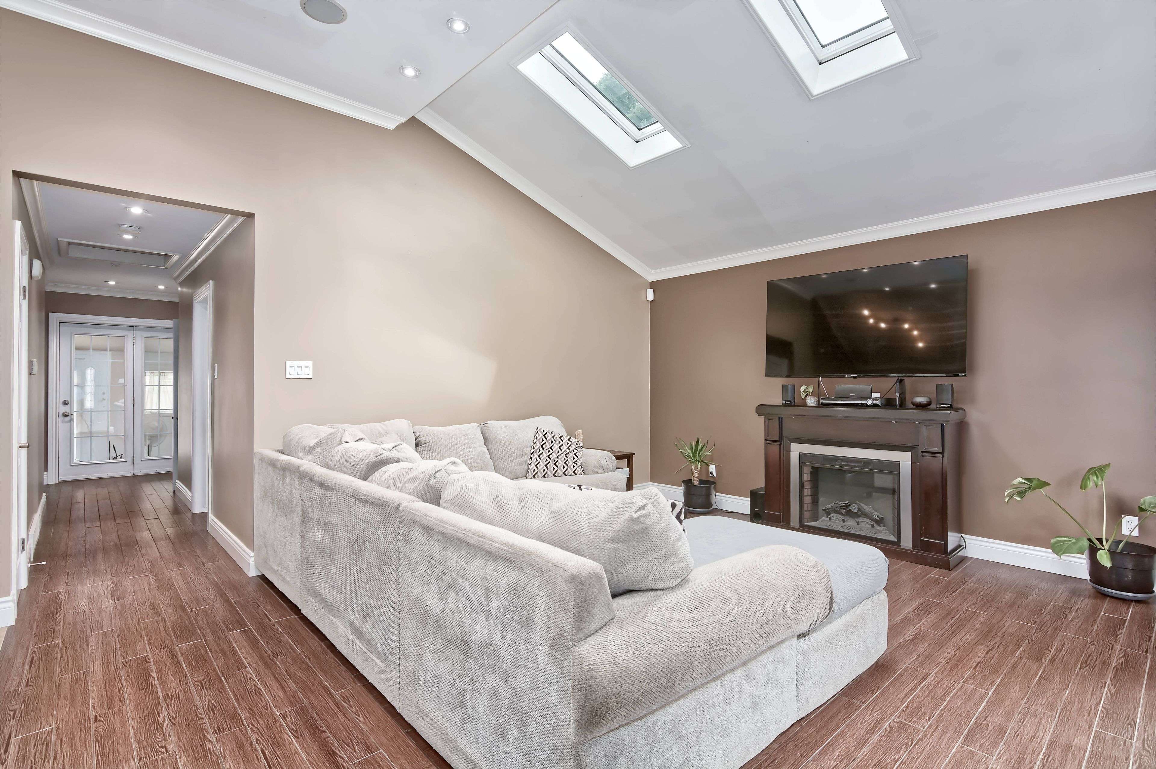 London East, ON N5V 1B1,110 Bow ST