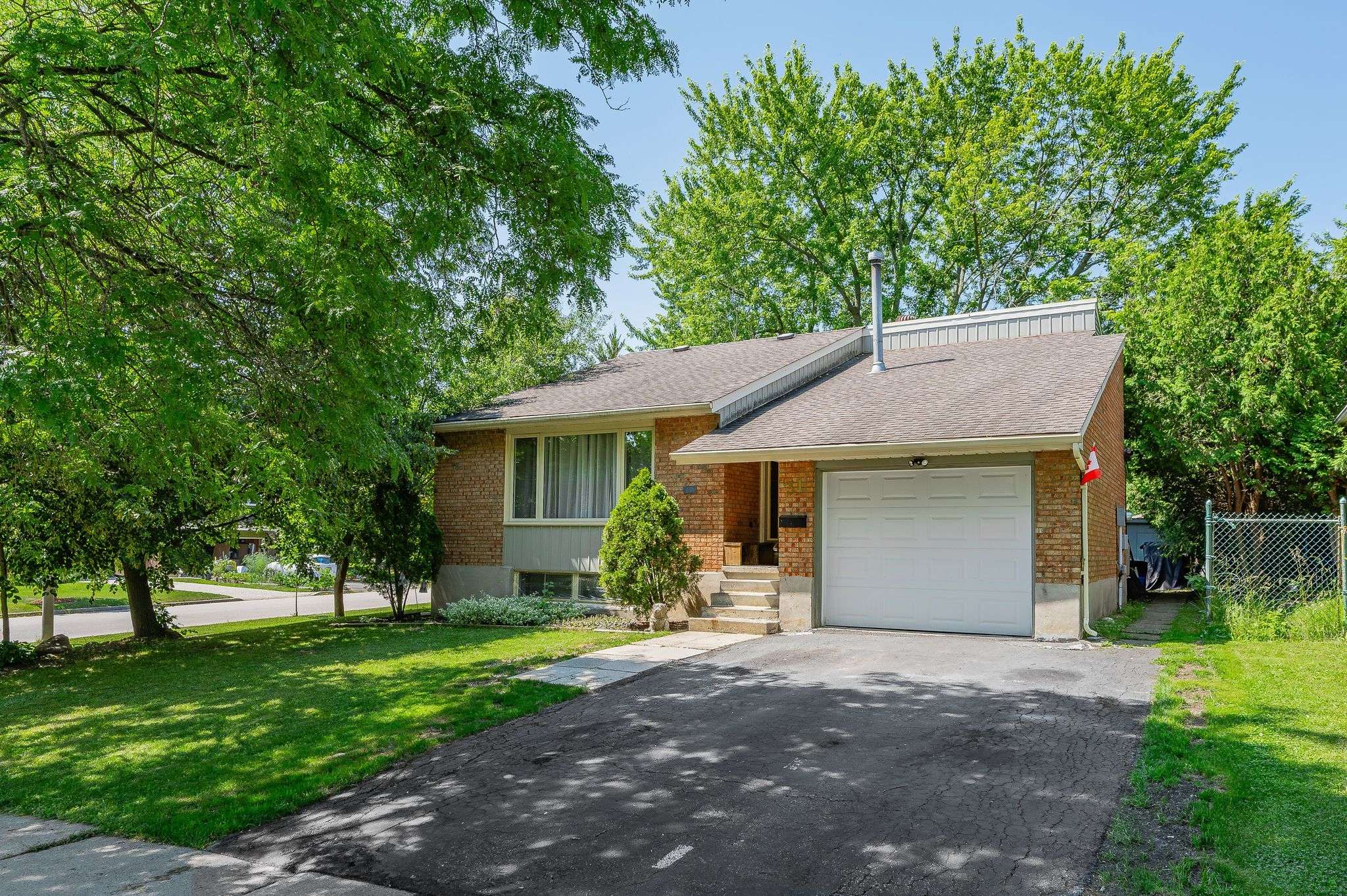 31 Mulberry LN, Waterloo, ON N2L 5L4