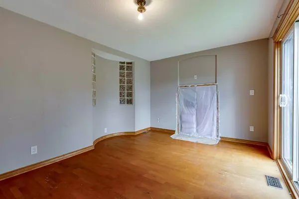 Red Deer, AB T4N 2M1,4535 Moore CRES