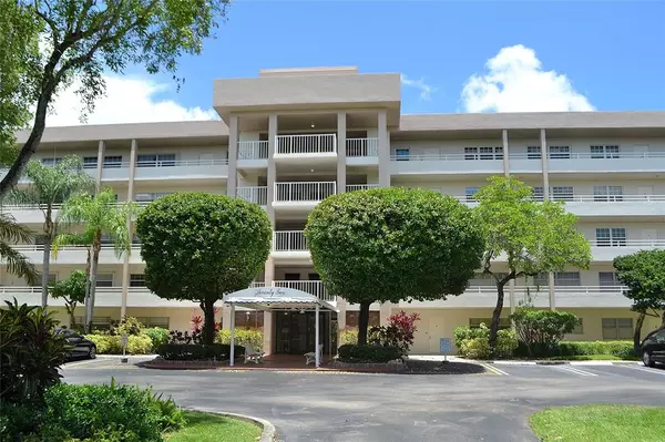 3850 Oaks Clubhouse Dr #405, Pompano Beach, FL 33069