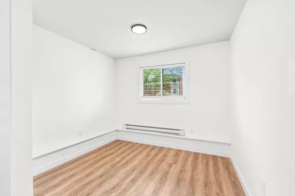 Kingston, ON K7L 4M8,493 COLLEGE ST #4