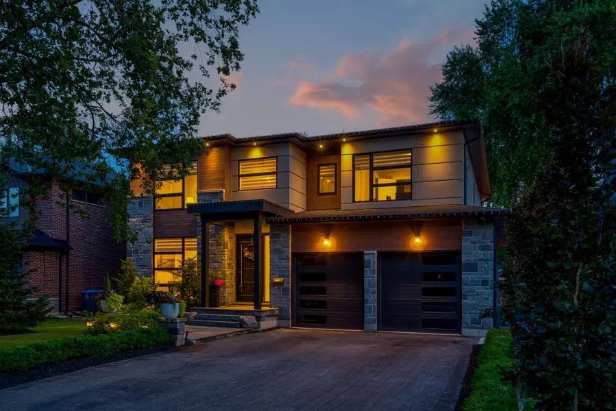 1376 Applewood RD, Mississauga, ON L5E 2M1