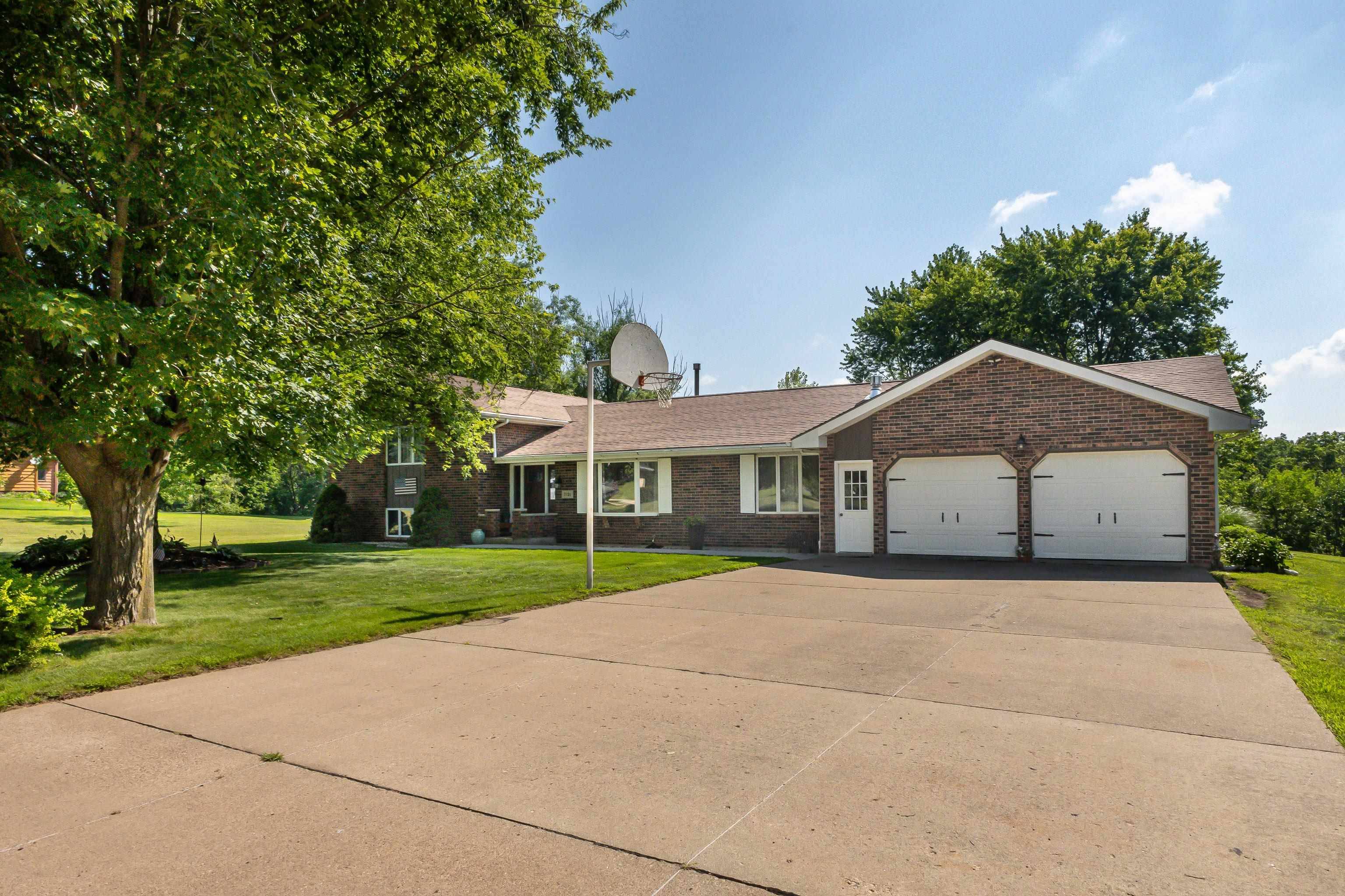 7121 Pine Road, East Dubuque, IL 61025