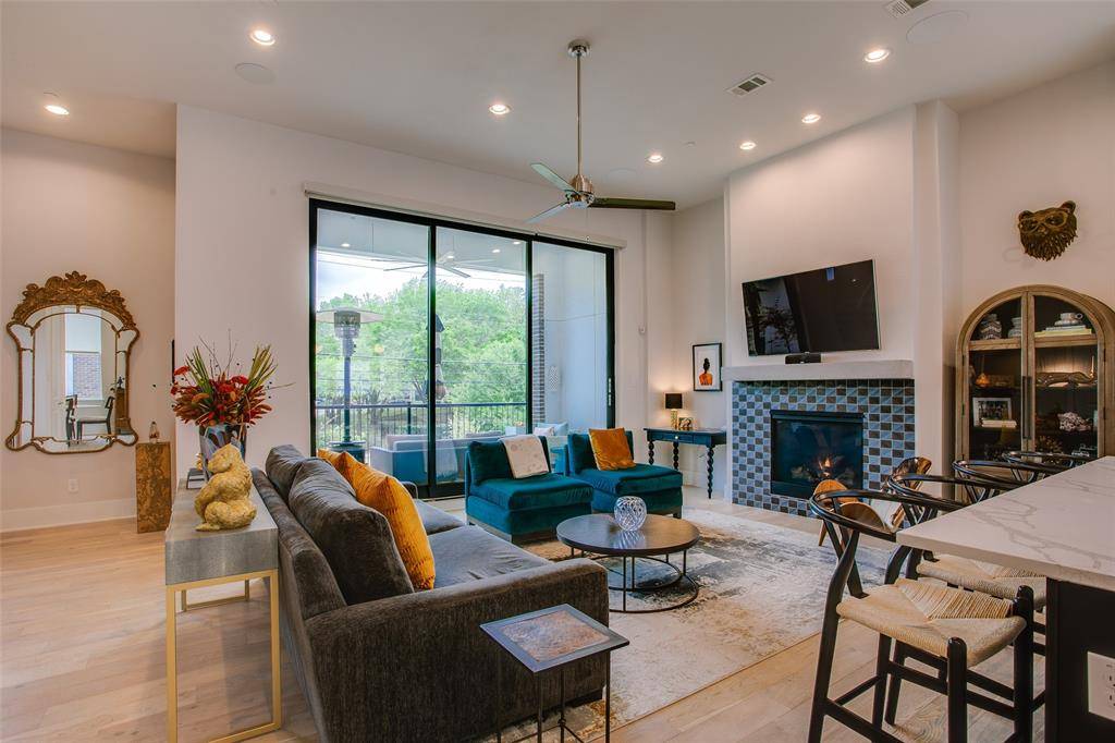 381 E Greenbriar Lane #902, Dallas, TX 75203
