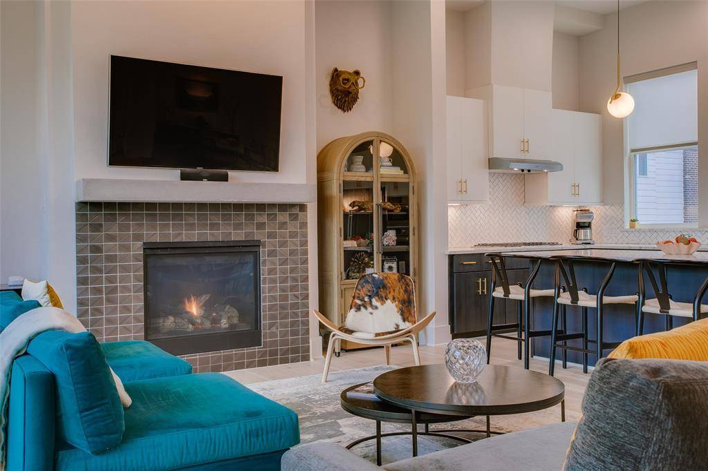 Dallas, TX 75203,381 E Greenbriar Lane #902