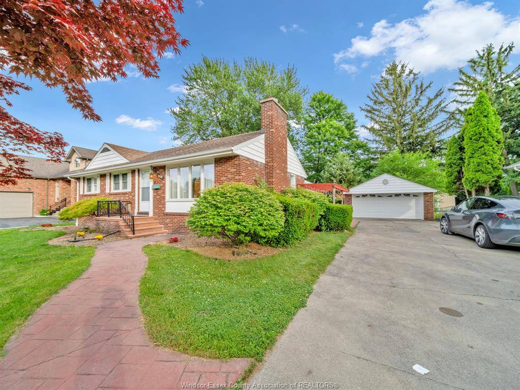 Windsor, ON N9G 1B6,1045 CABANA Road West