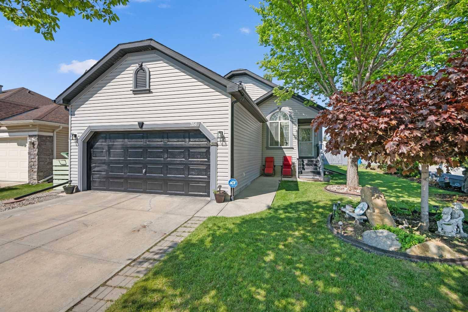 358 Somerset DR SW, Calgary, AB T2Y 4G7