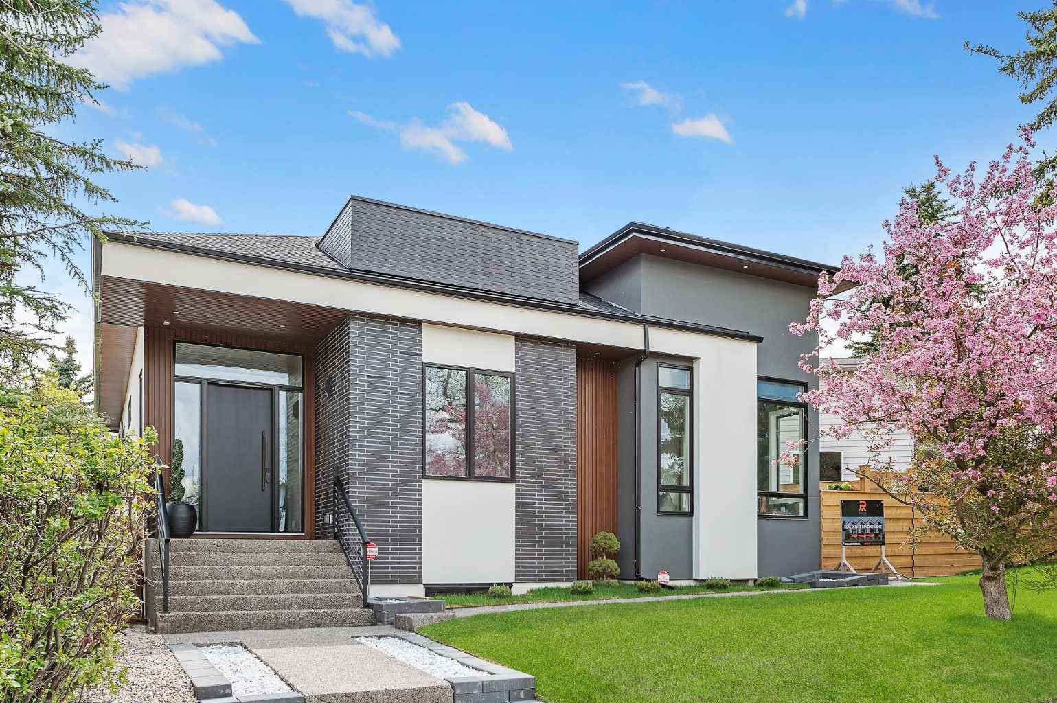 1027 39 AVE NW, Calgary, AB T2K 0E2