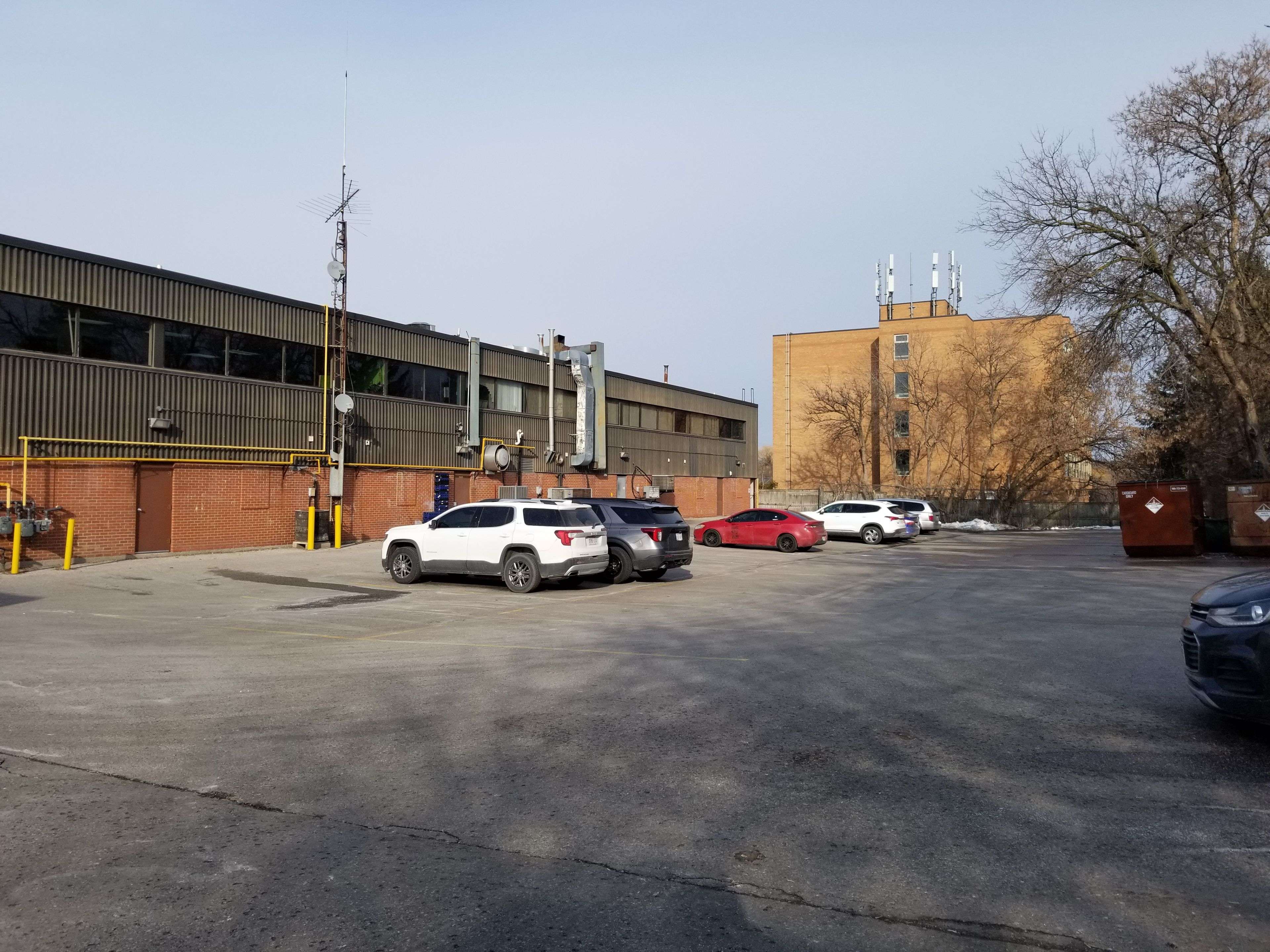 Oshawa, ON L1H 1G3,633 King ST E #201