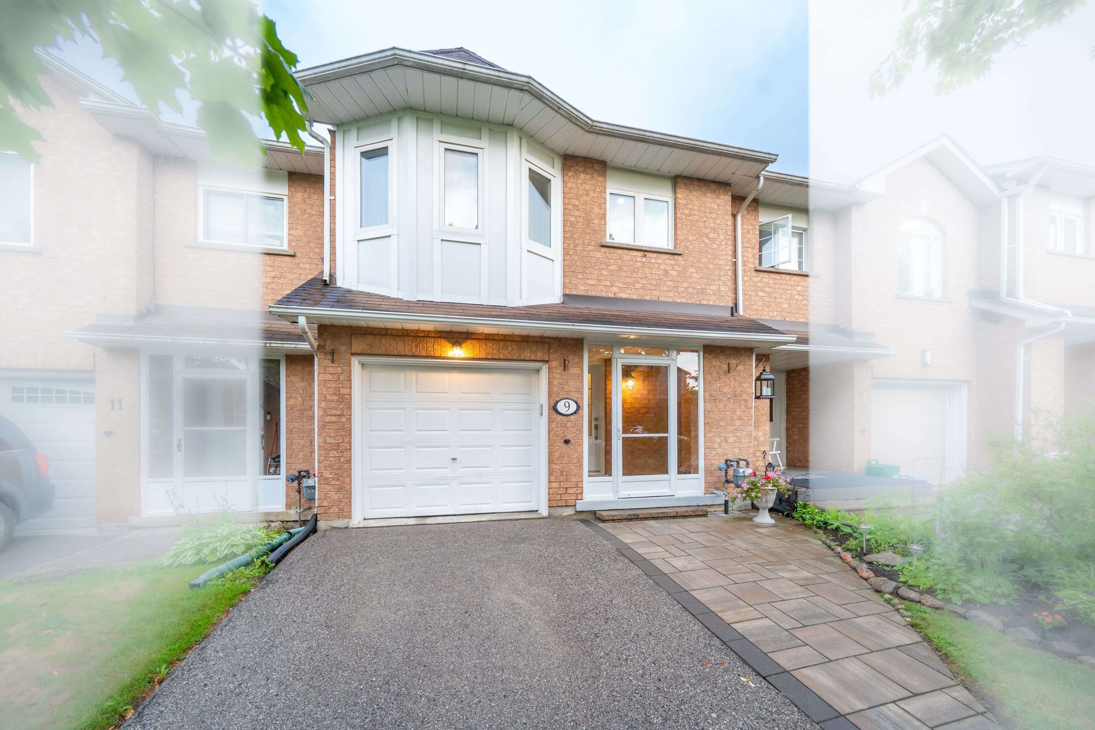 East Gwillimbury, ON L9N 1R7,9 Royal Cedar CT