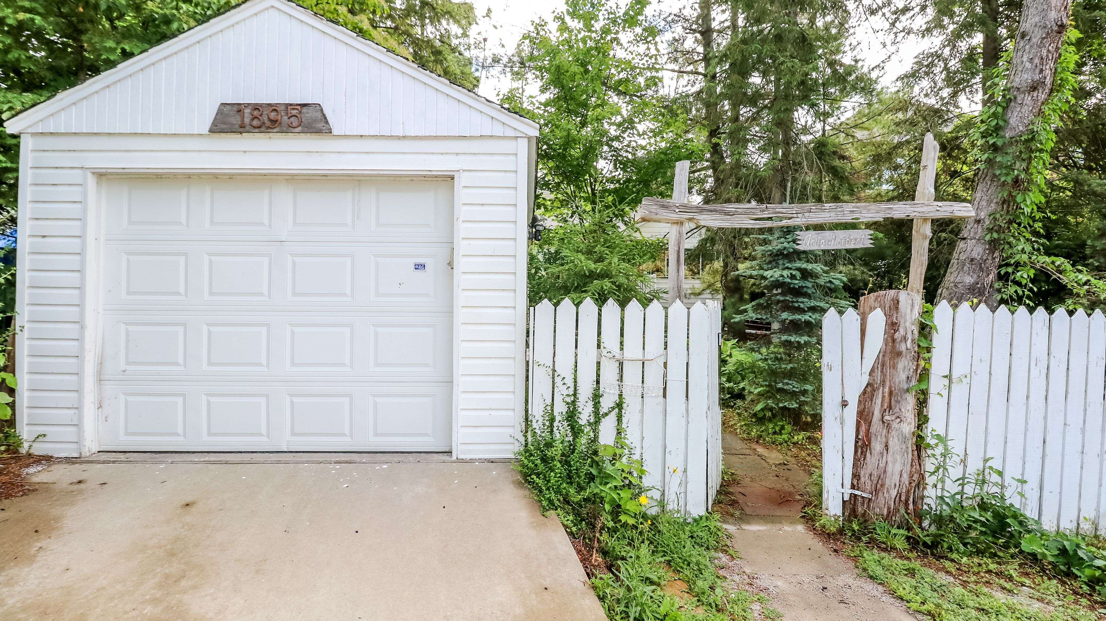 Innisfil, ON L9S 4N3,1895 Simcoe BLVD