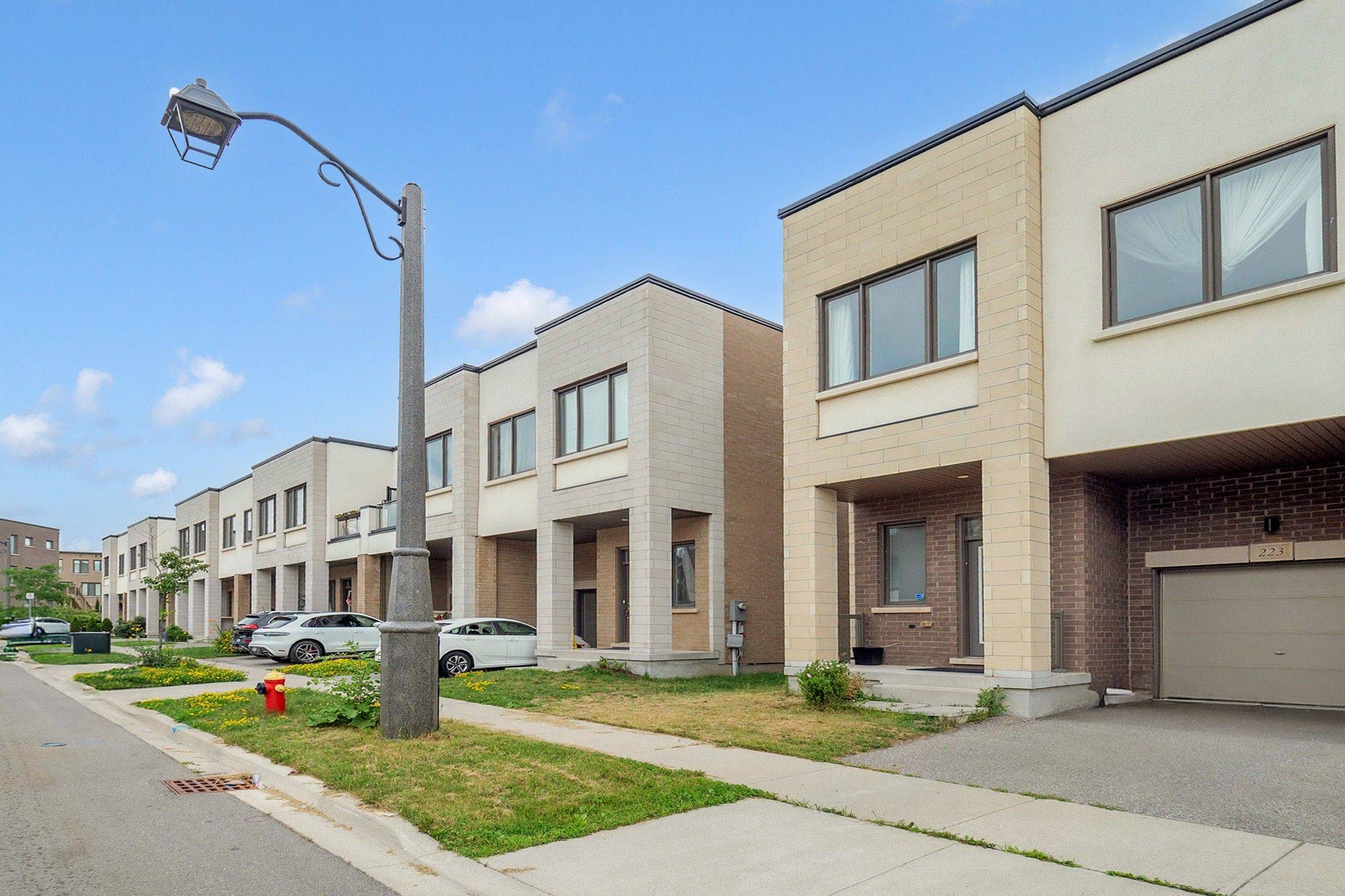 Oakville, ON L6H 0P4,223 Fowley DR