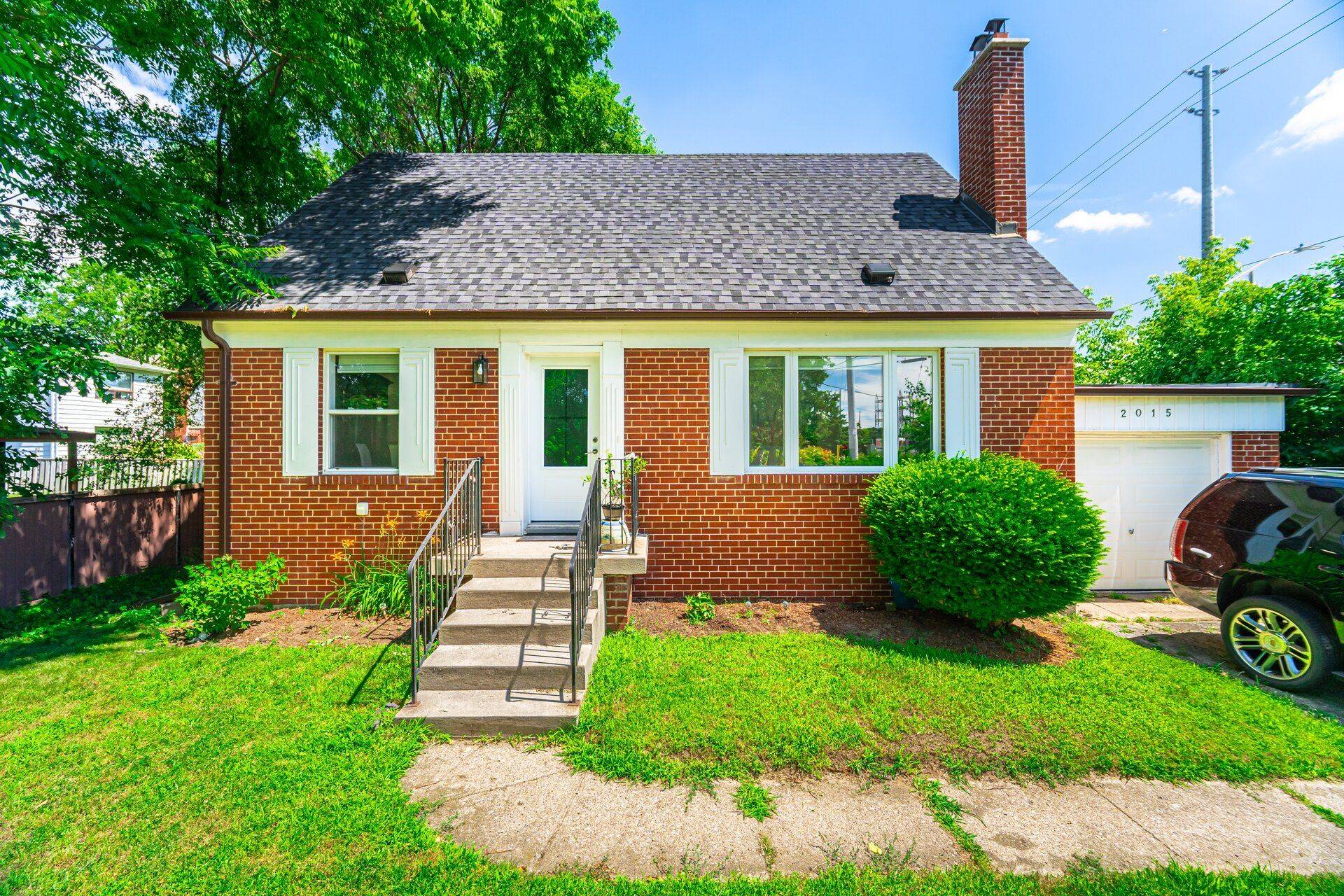 2015 Stanfield RD, Mississauga, ON L4Y 1R2