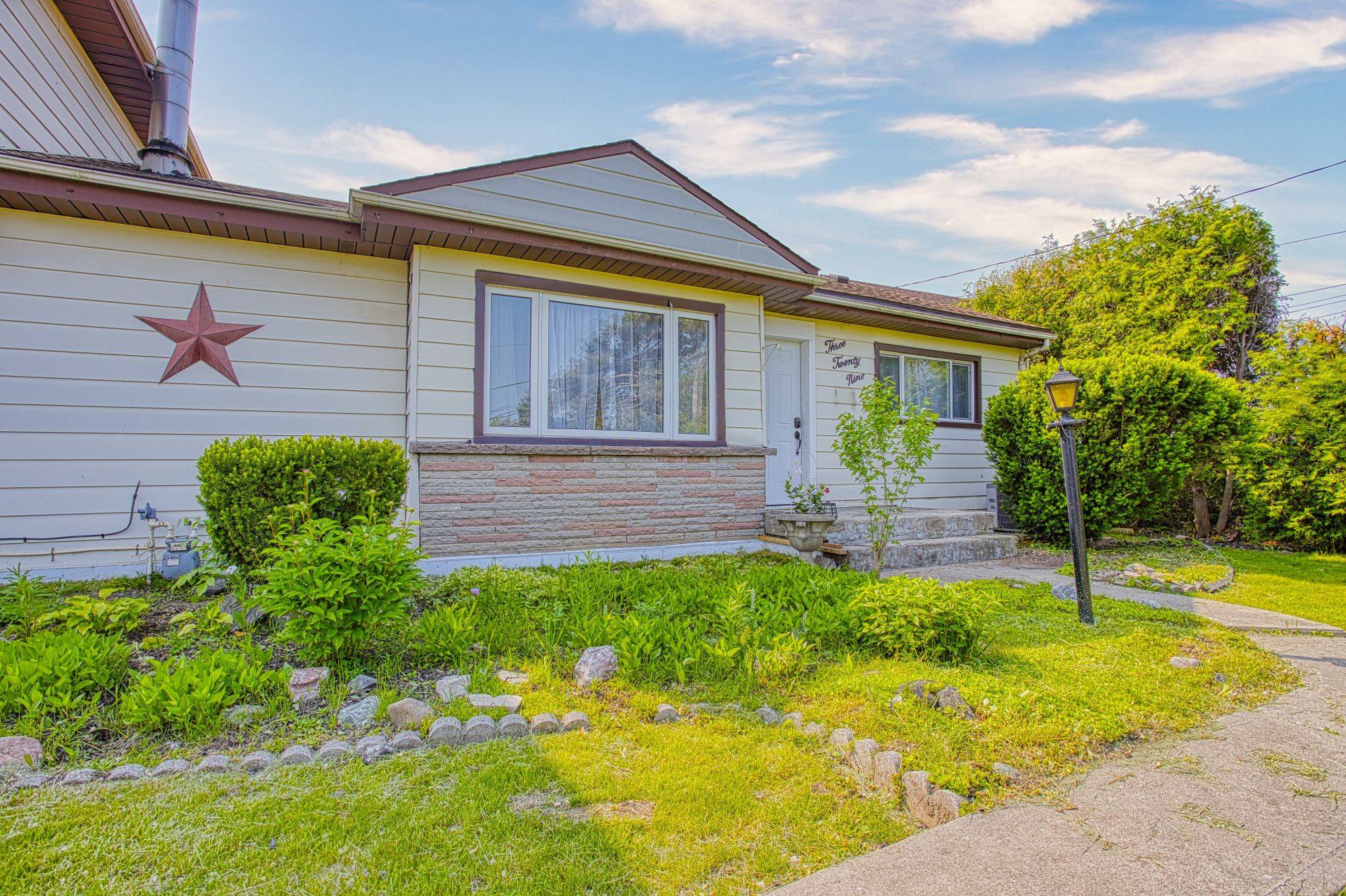 Hamilton, ON L8E 2J3,329 Margaret AVE