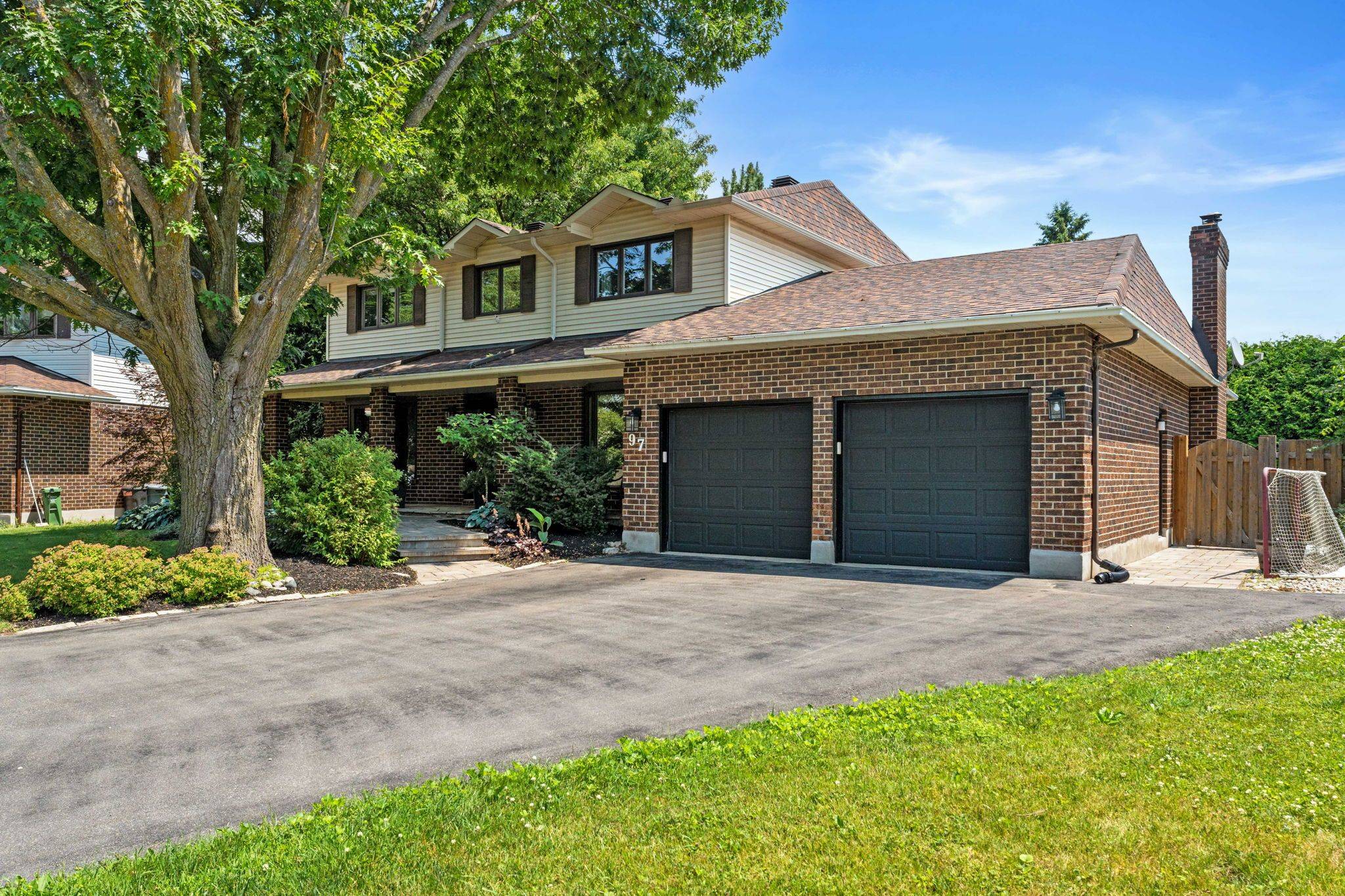 97 Thare CRES, Barrhaven, ON K2J 2J1