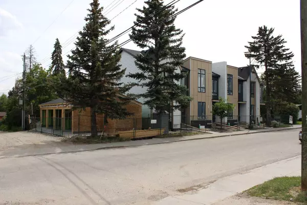 2371 20 AVE NW, Calgary, AB T2M 4C9