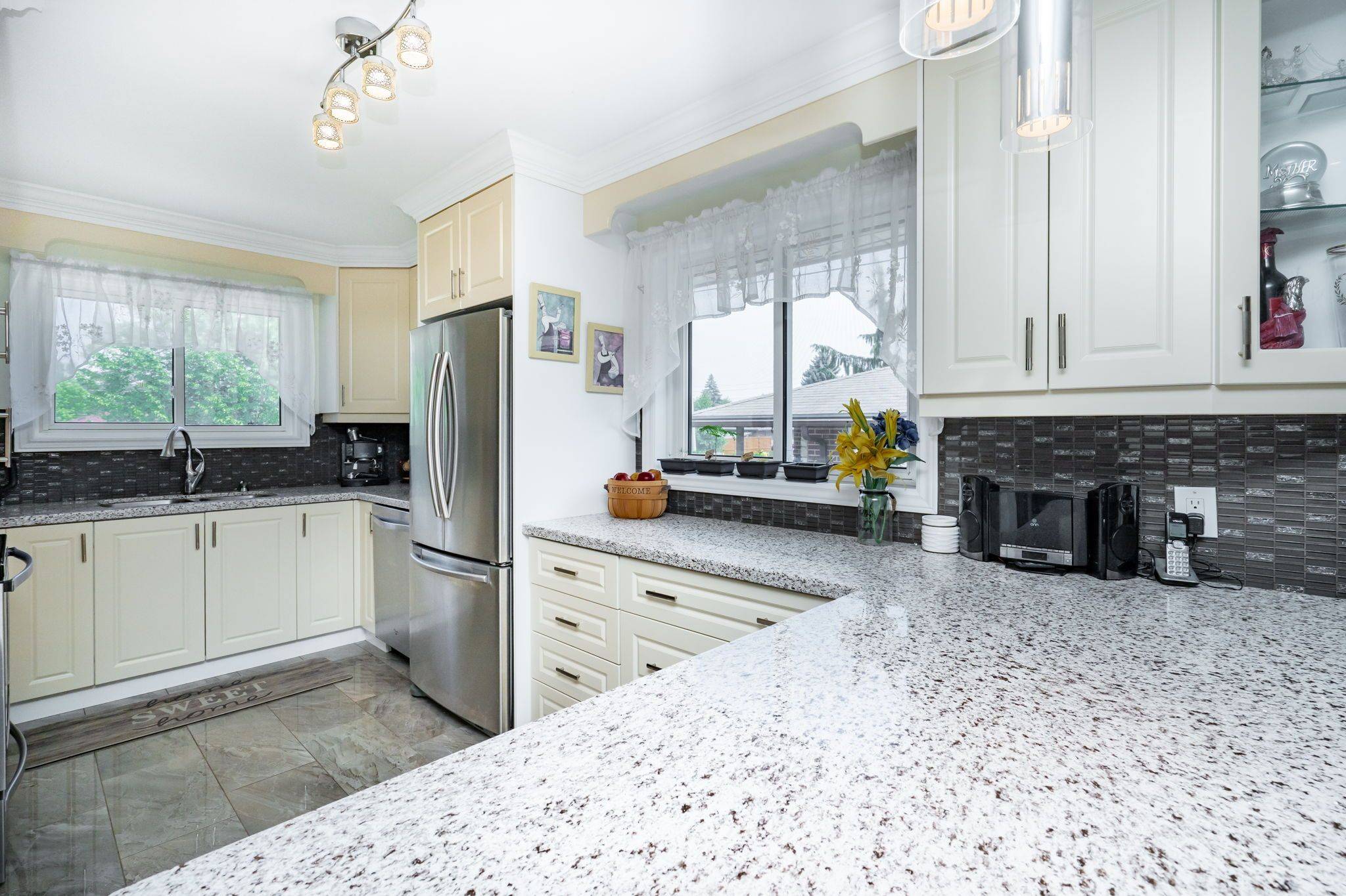 Oshawa, ON L1J 4N7,258 Nipigon ST