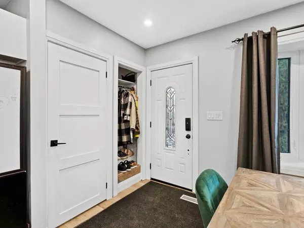 Toronto W06, ON M8W 4K4,211 Alderbrae AVE